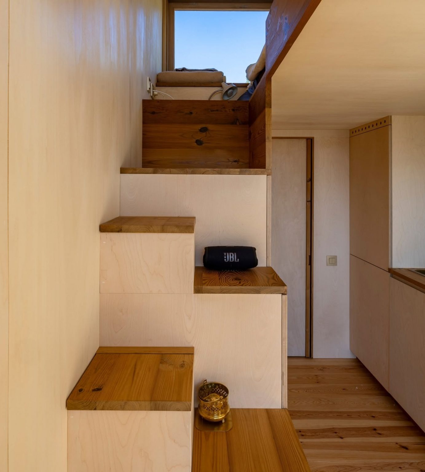 escalier pour mezzanine mini maison mobile autonome par Madeiguincho