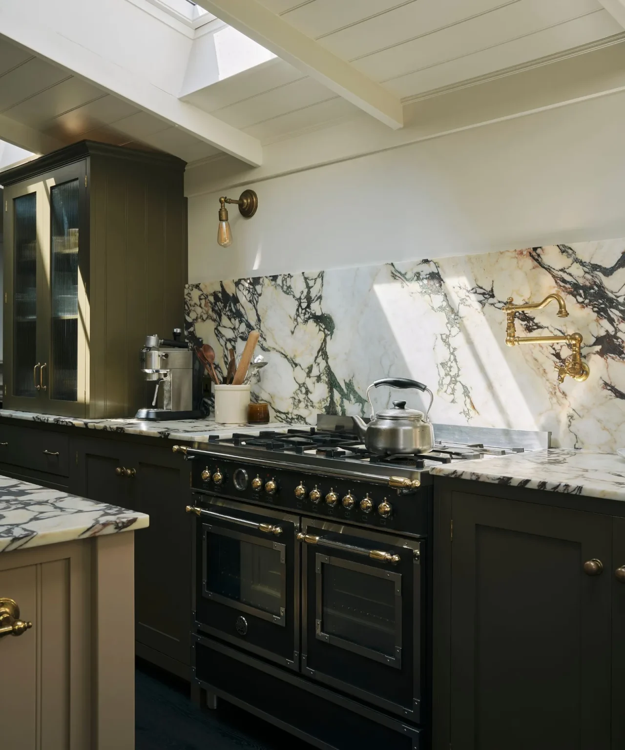 cuisine de campagne deVOL vert olive et marbre dans maison victorienne Angleterre