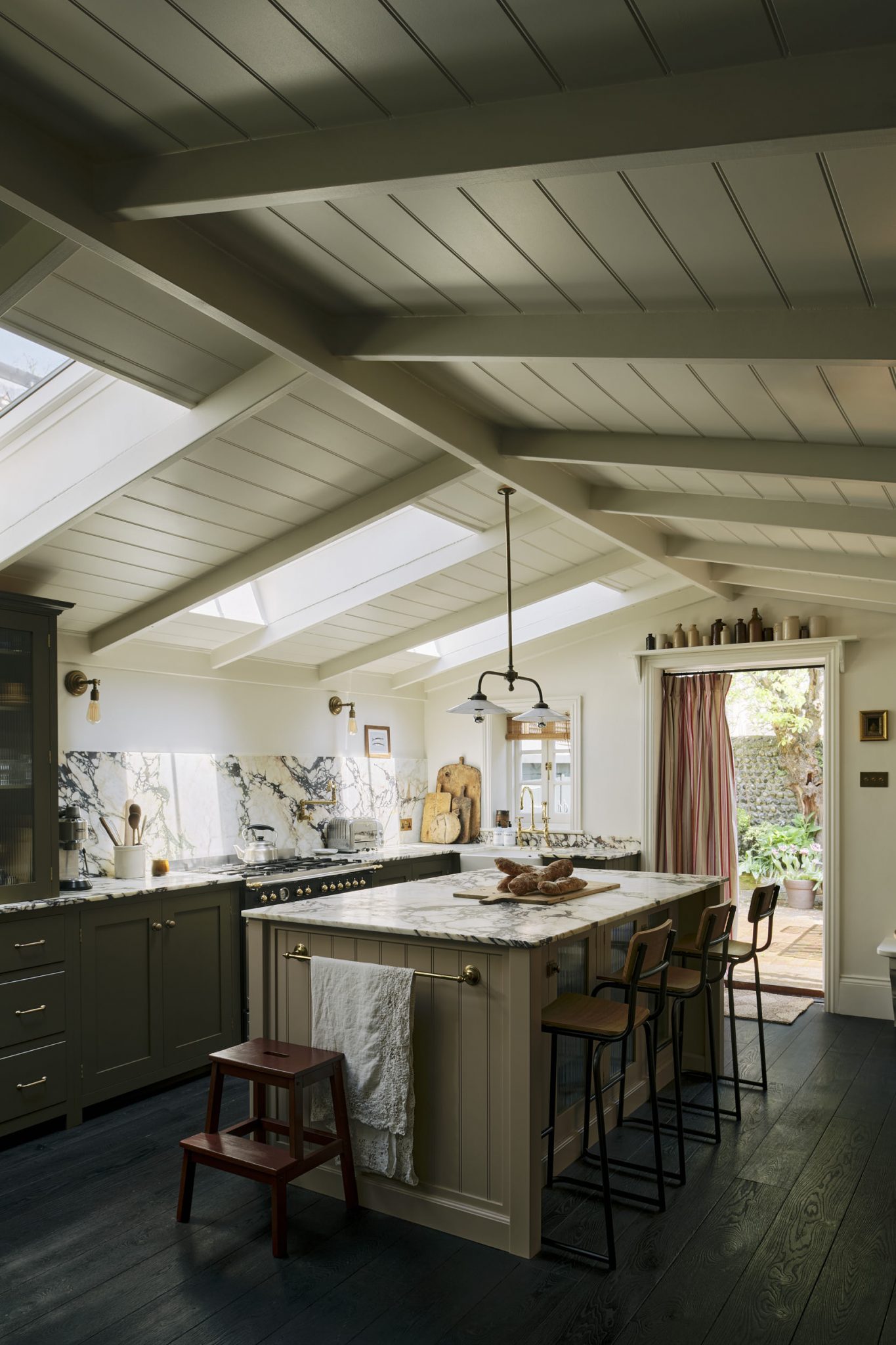 cuisine de campagne deVOL vert olive et marbre dans maison victorienne Angleterre