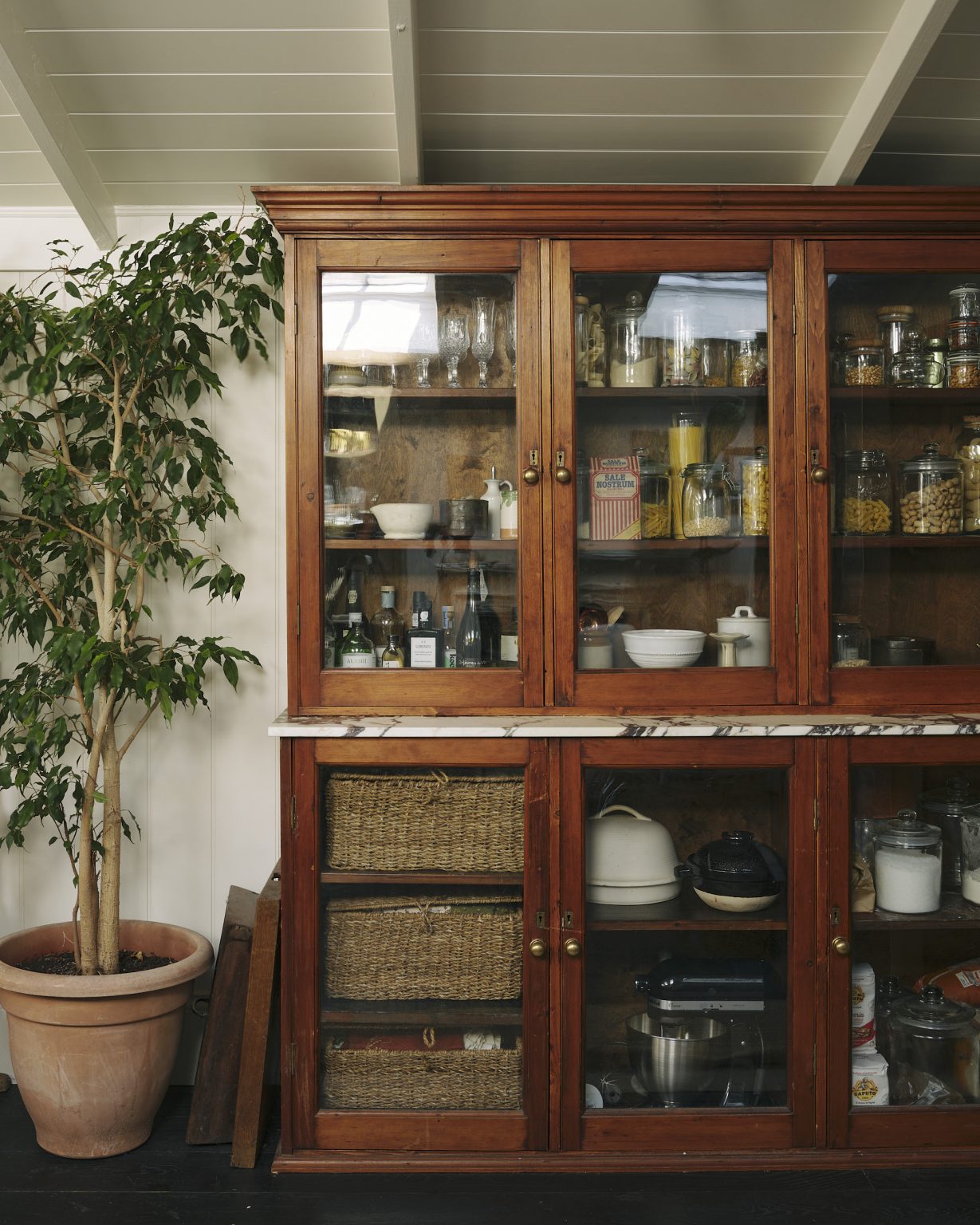 ancienne vitrine transformée en garde manger