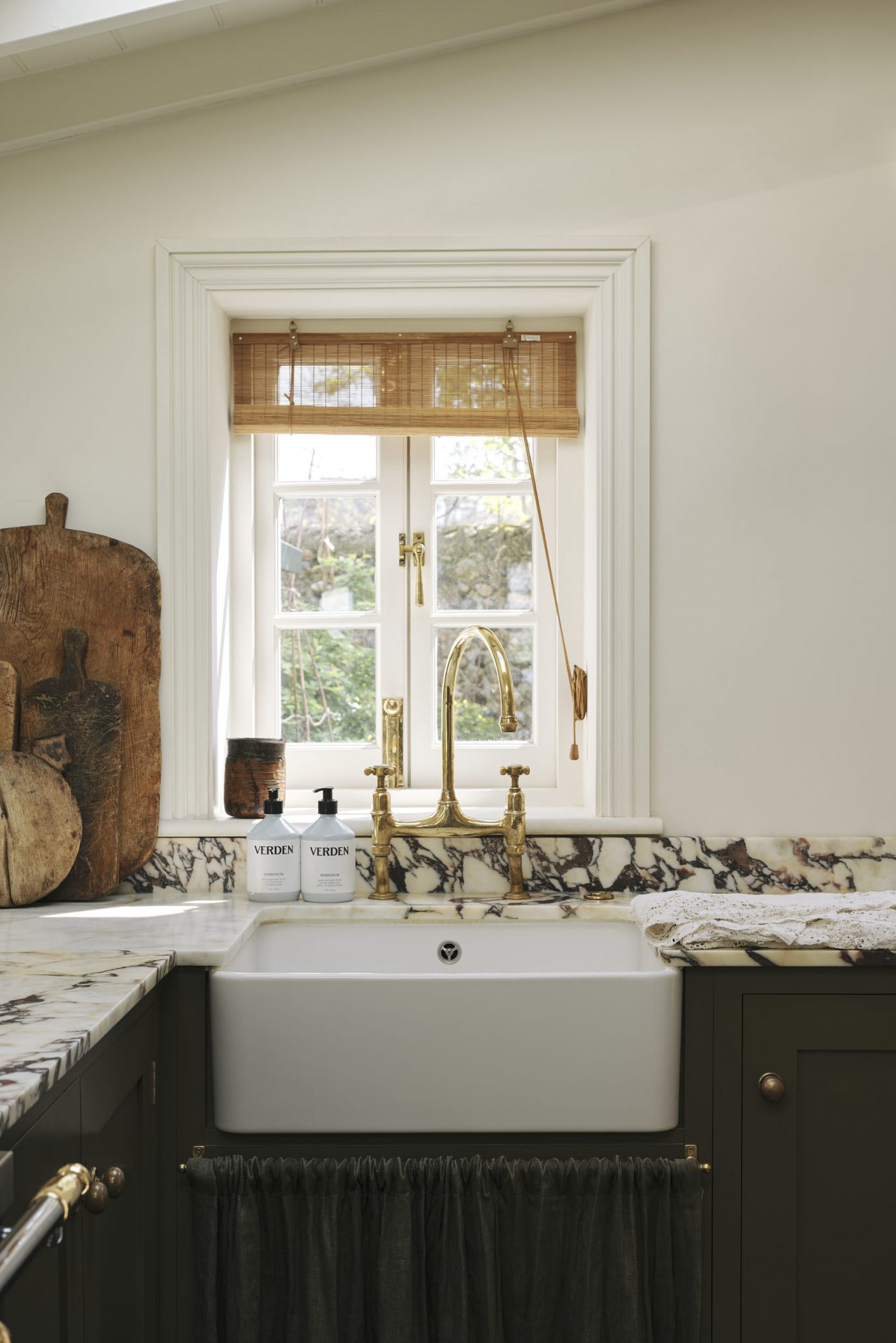 cuisine de campagne deVOL vert olive et marbre dans maison victorienne Angleterre