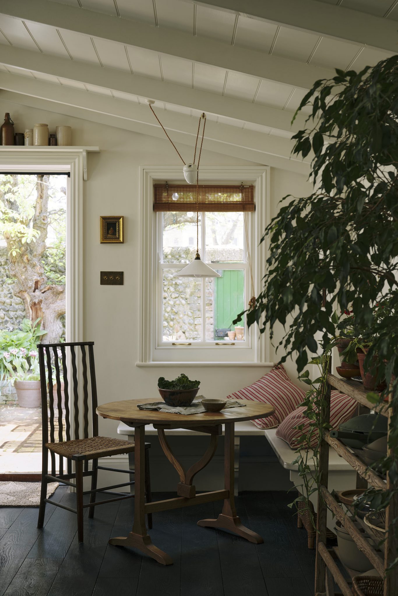 cuisine de campagne deVOL vert olive et marbre dans maison victorienne Angleterre