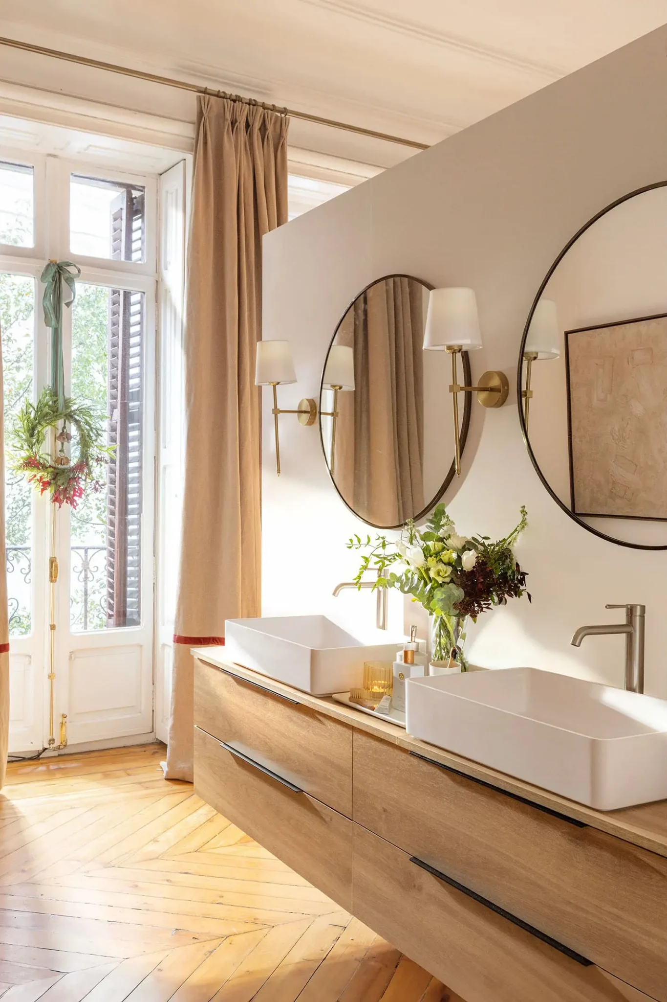 salle de bain contemporaine avec porte-fenêtre