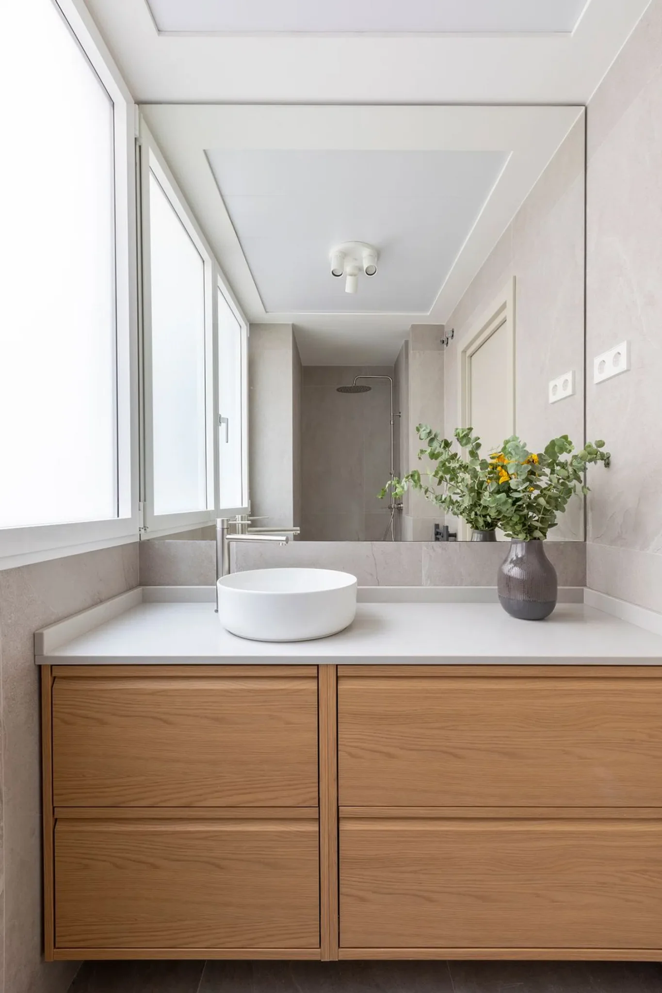 salle de bain avec fenêtre décoration contemporaine
