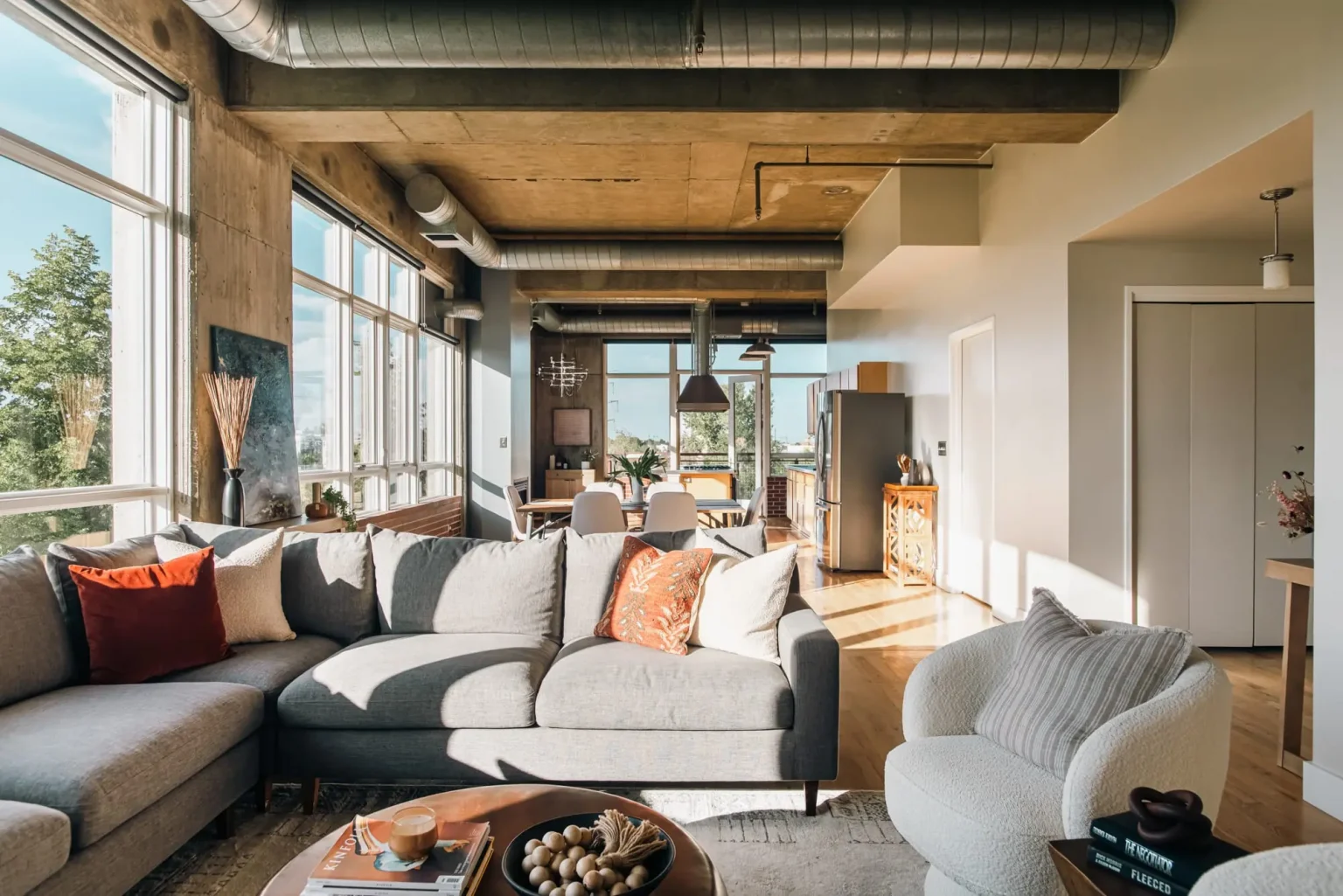 salon appartement avec baies vitrées et plafond béton style loft décoration contemporaine