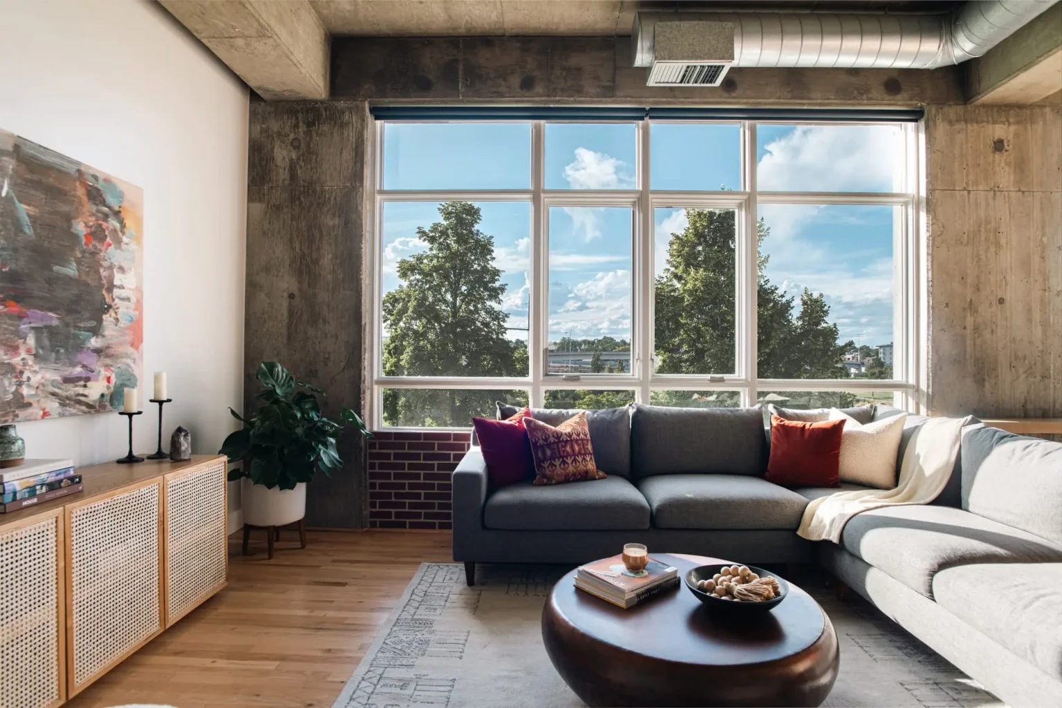 salon appartement avec baies vitrées et plafond béton style loft décoration contemporaine