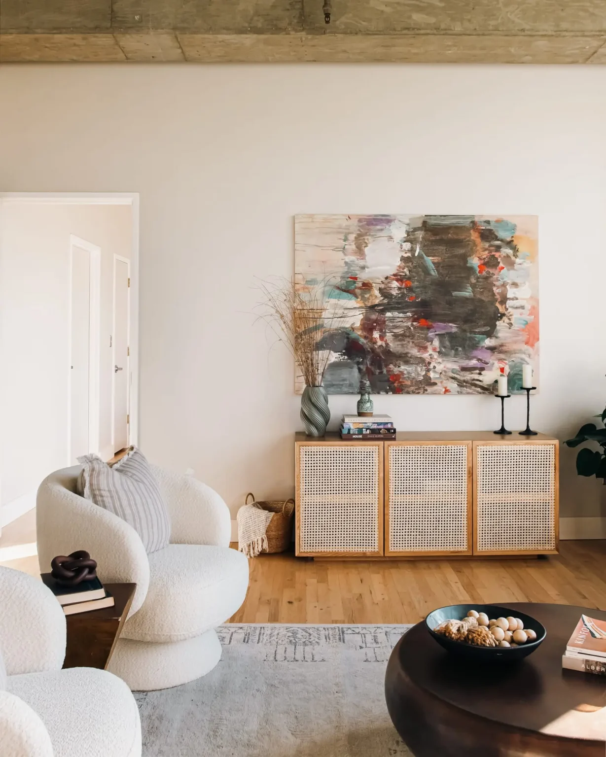 salon appartement avec baies vitrées et plafond béton style loft décoration contemporaine