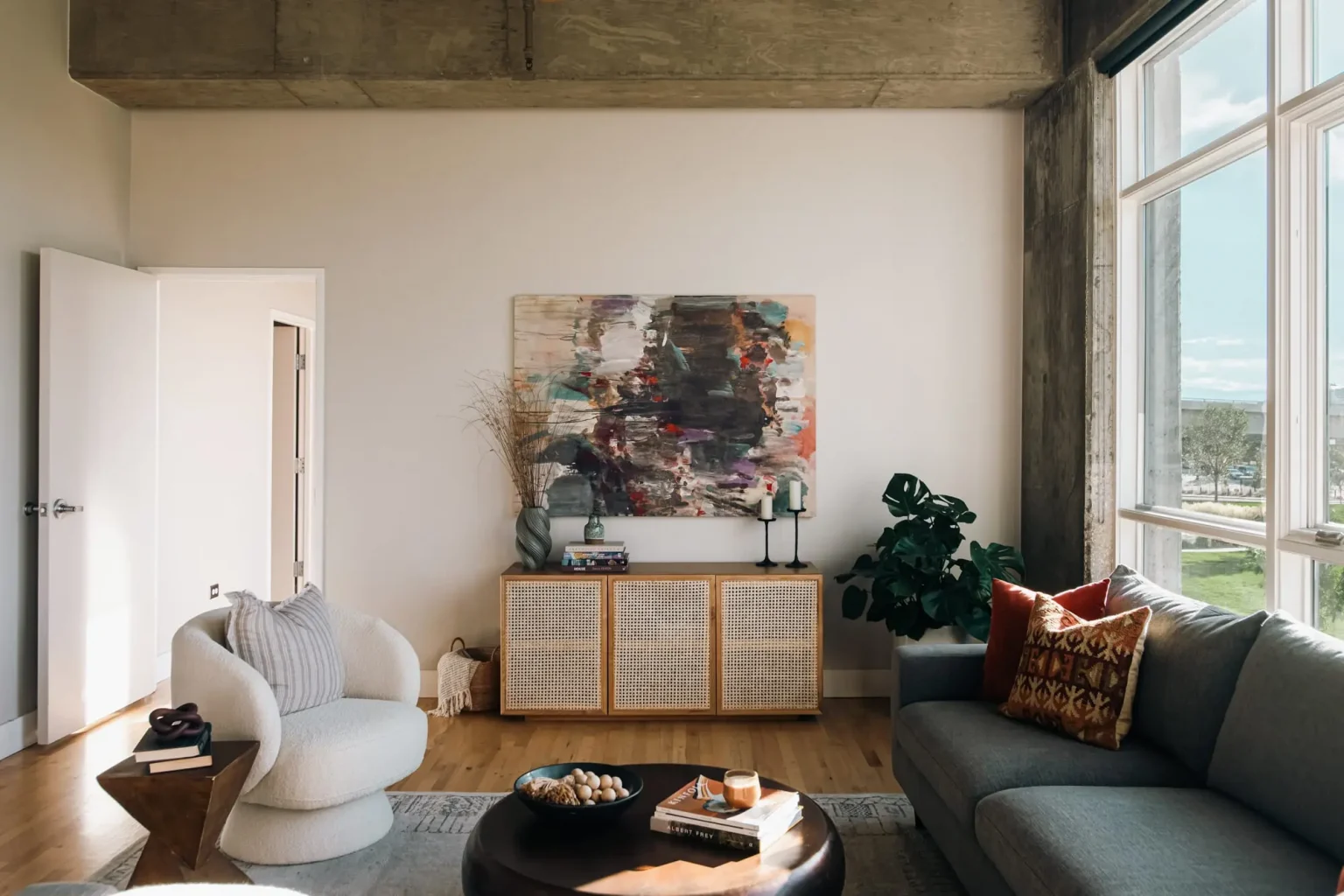 salon appartement avec baies vitrées et plafond béton style loft décoration contemporaine