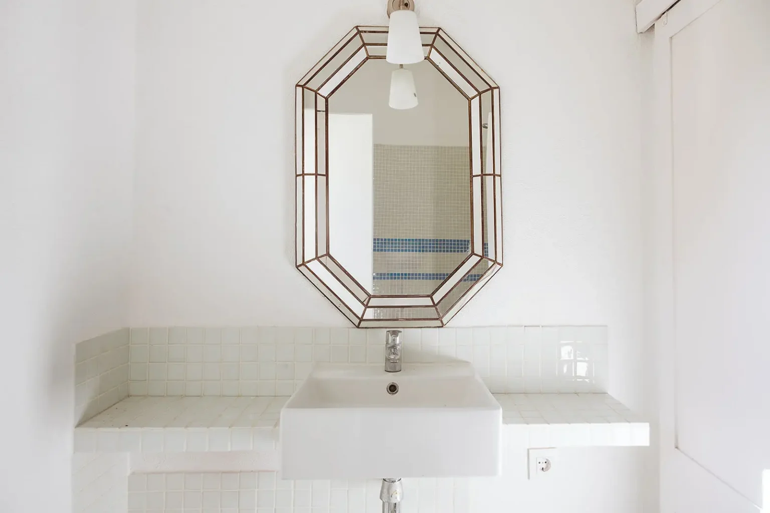 salle de bain blanche décoration rustique maison de campagne à Minorque