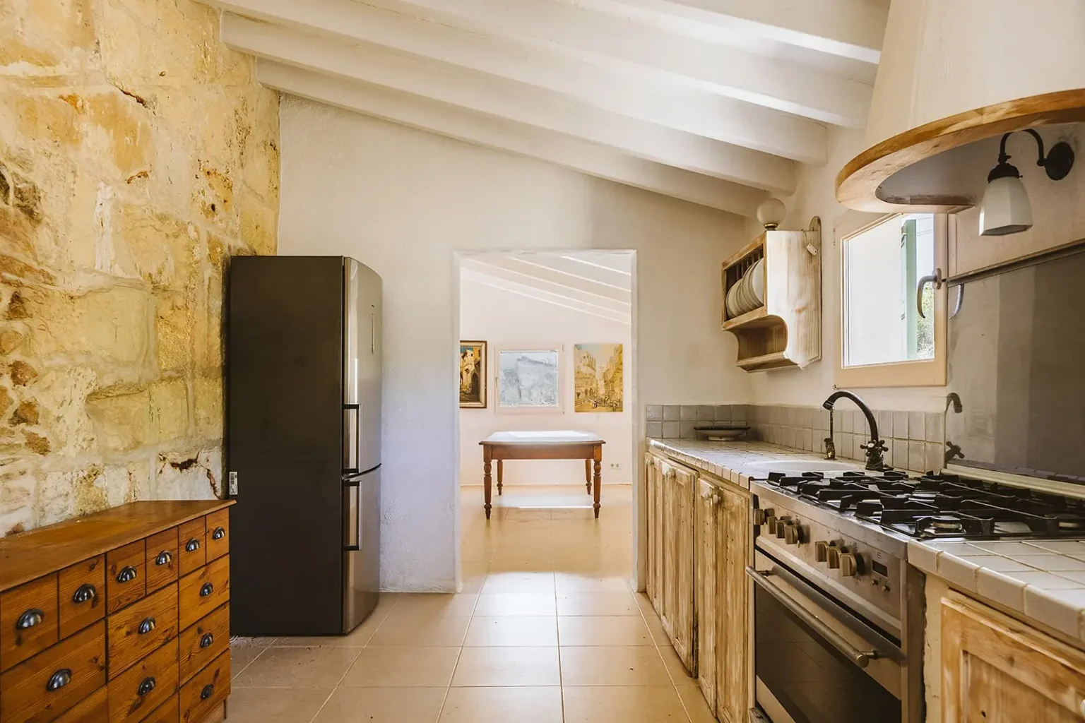 cuisine avec mur de pierres maison de campagne à Minorque