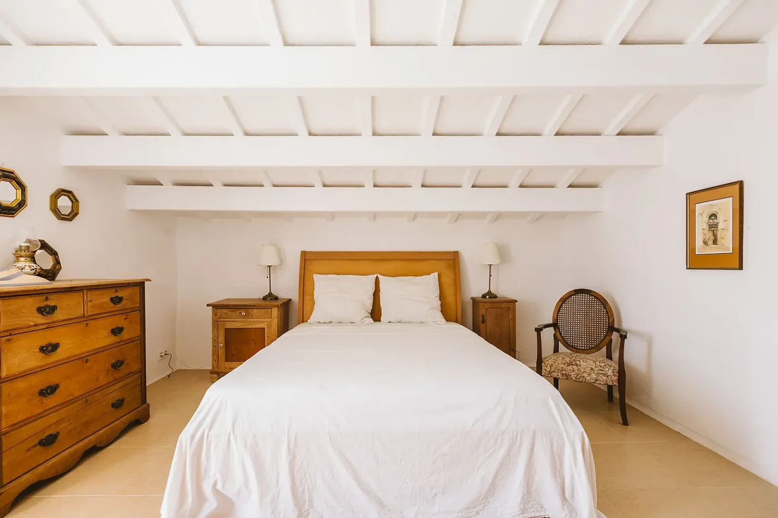 chambre mansardée décoration rustique maison de campagne à Minorque