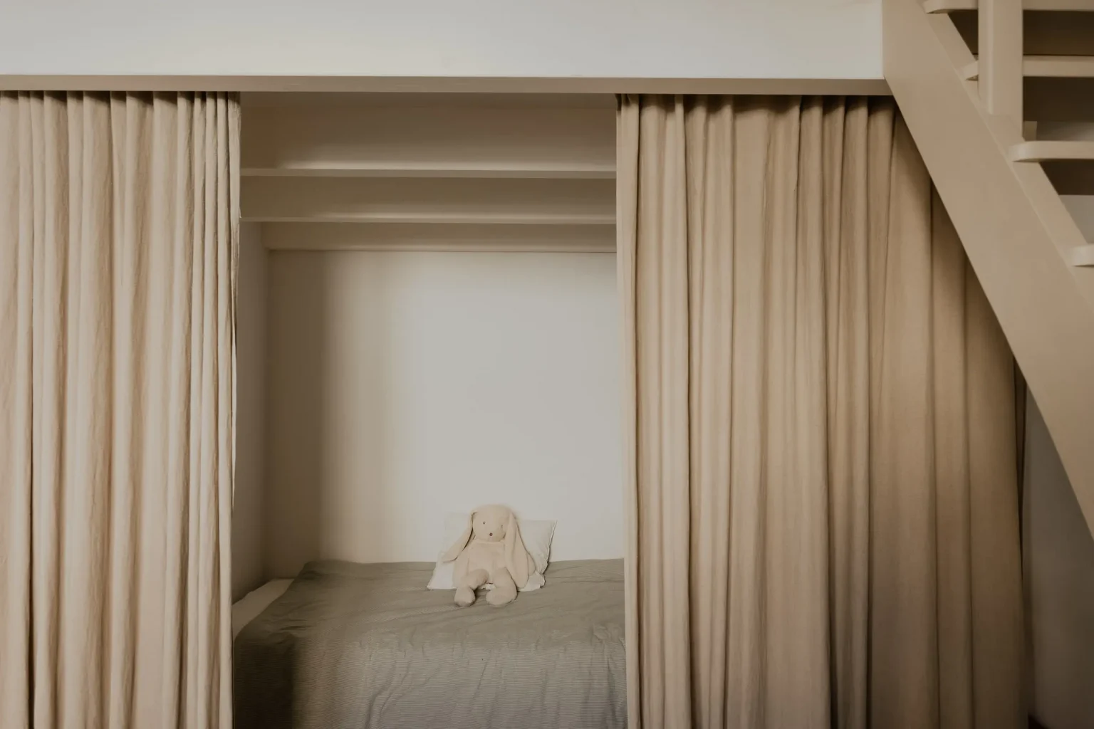 chambre derrière rideau 