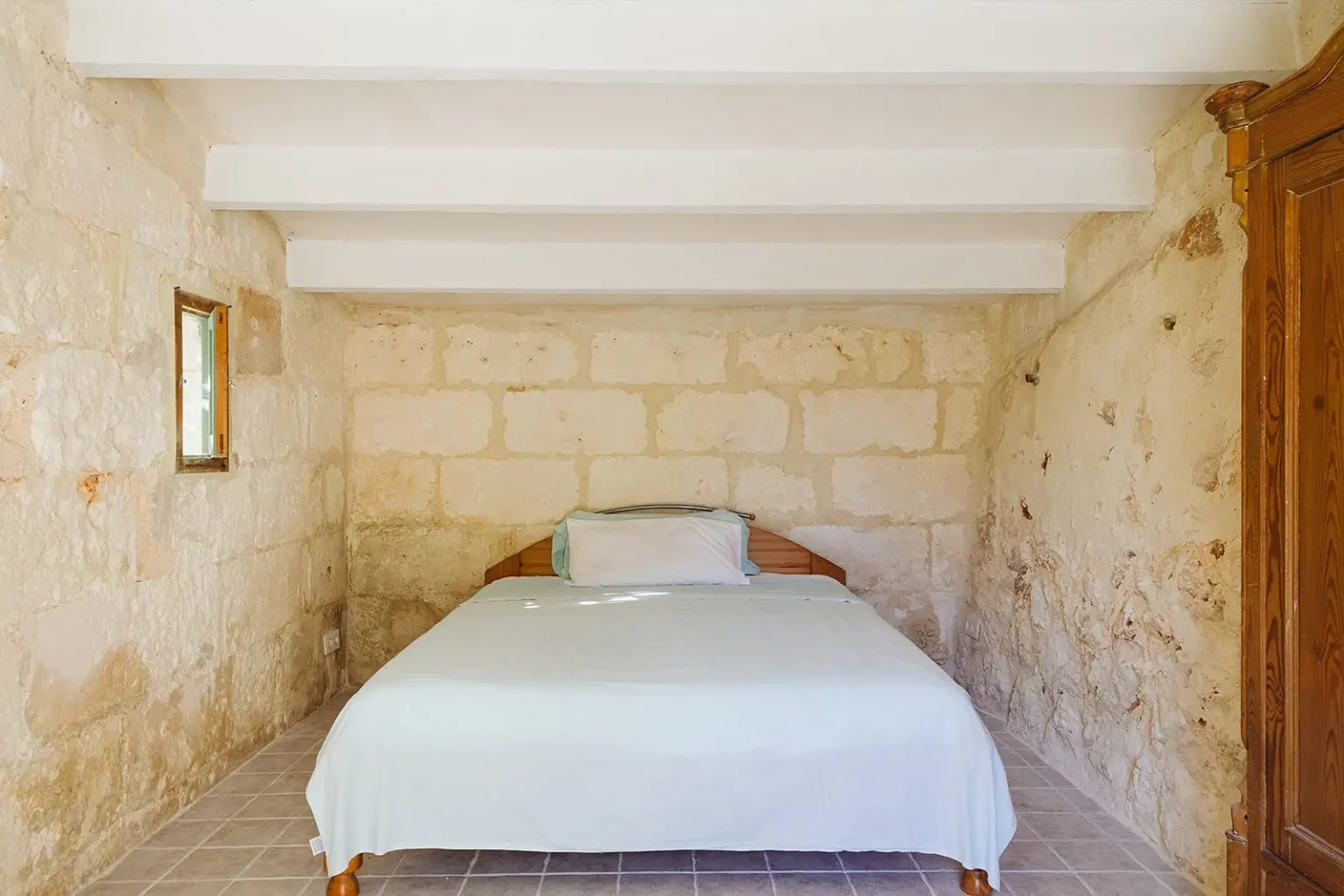 chambre mansardée murs de pierres décoration rustique maison de campagne à Minorque