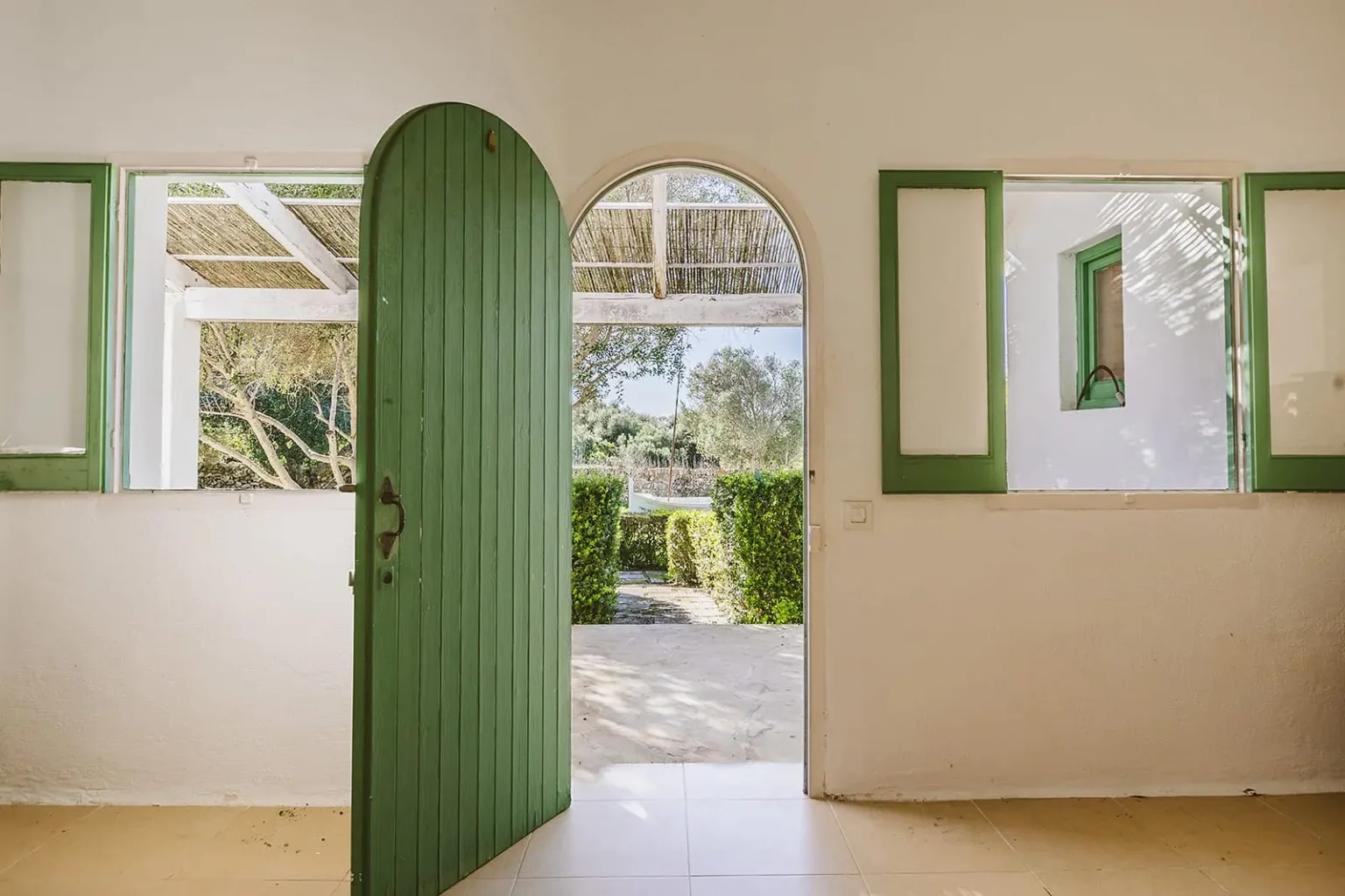 entrée porte cintrée verte maison de campagne à Minorque