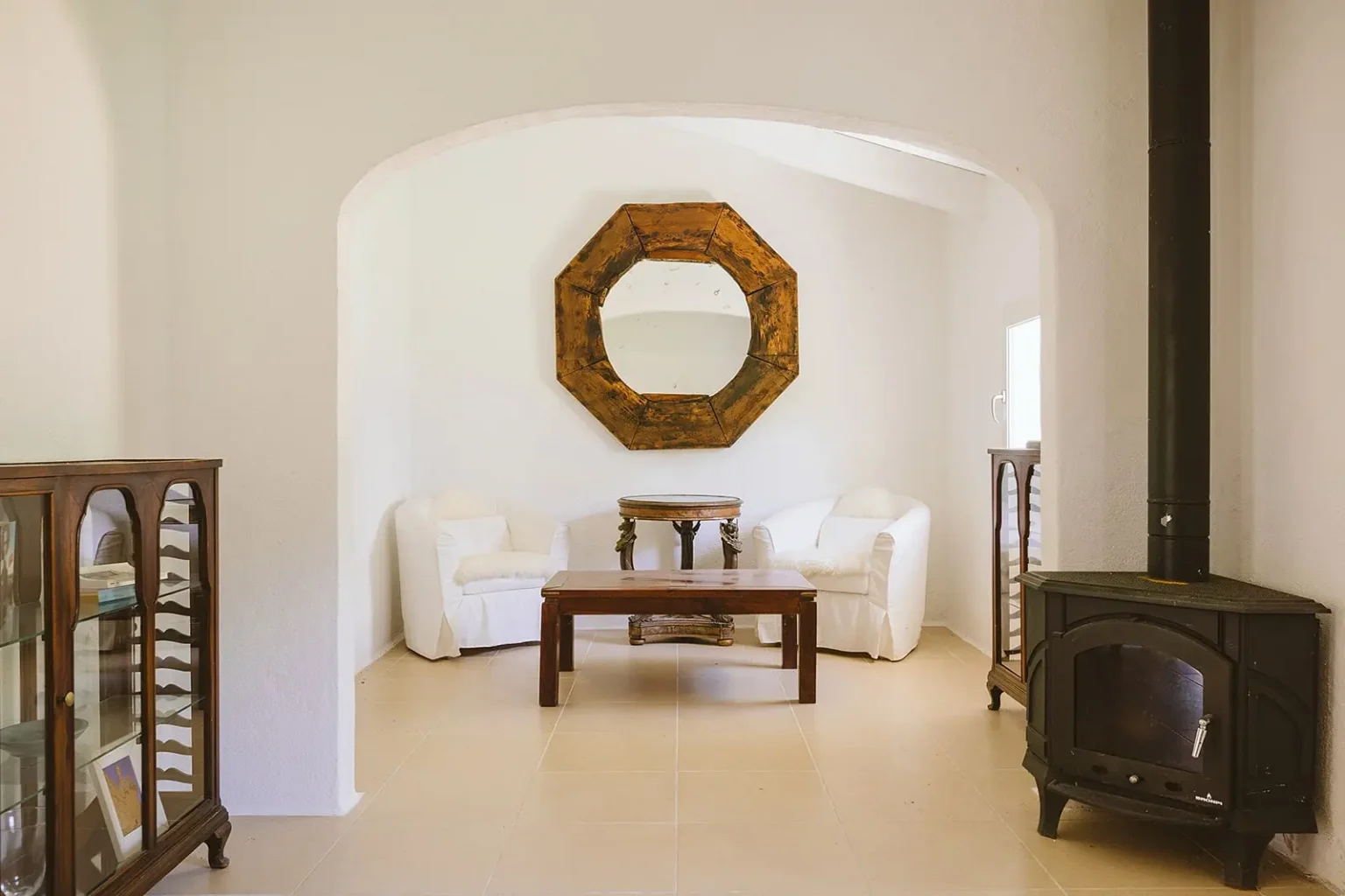 salon avec poêle maison de campagne à Minorque