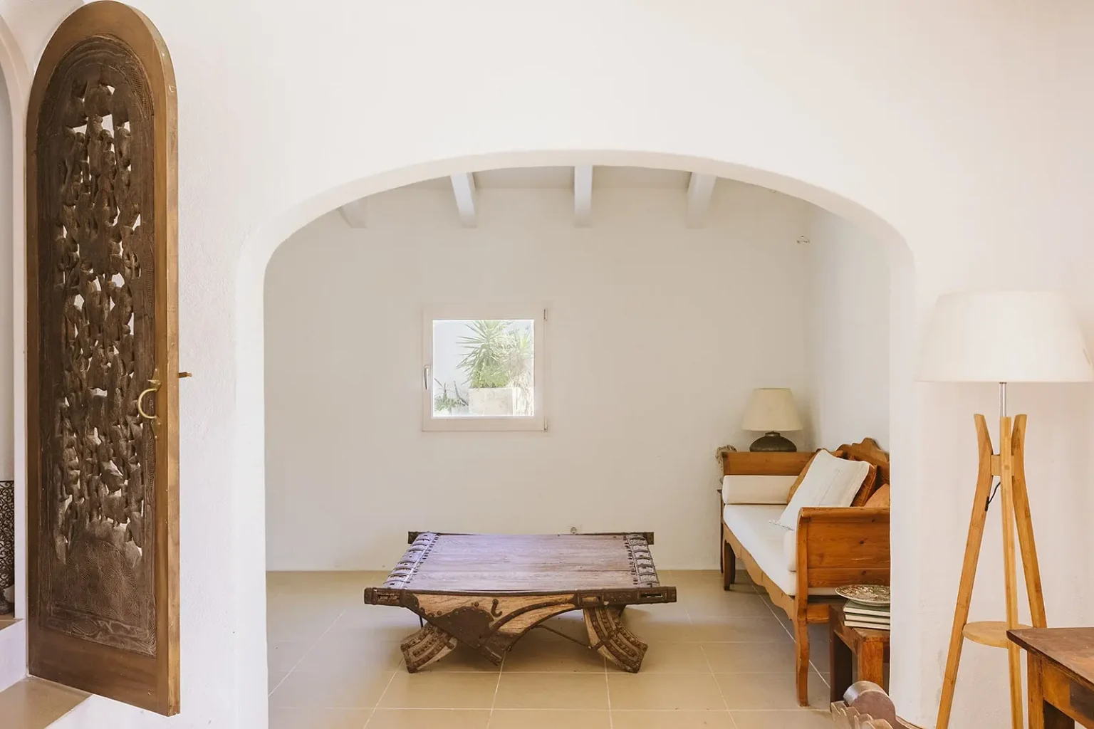 salon avec table basse indienne maison de campagne à Minorque