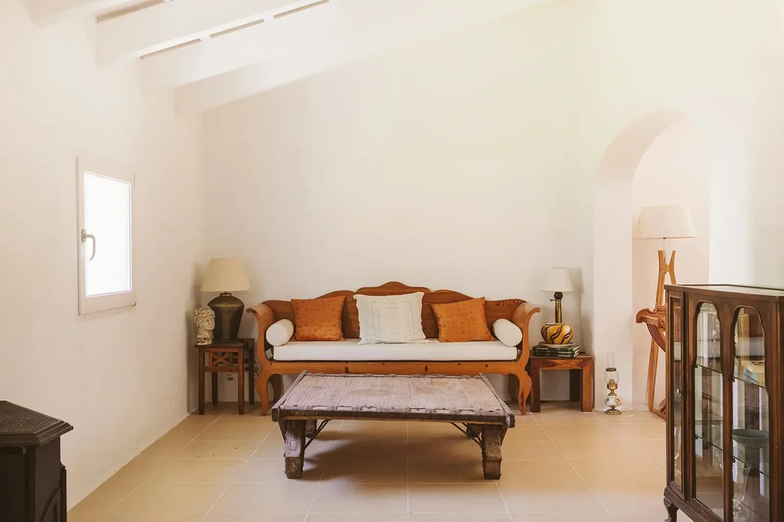 salon avec table basse indienne maison de campagne à Minorque