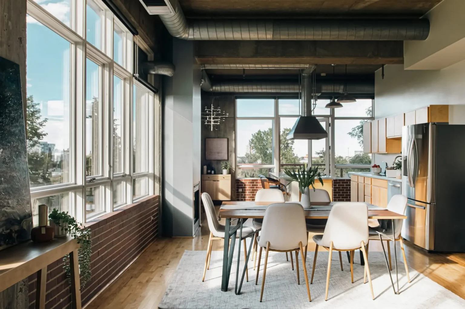 salle à manger et cuisine appartement avec baies vitrées et plafond béton style loft décoration contemporaine