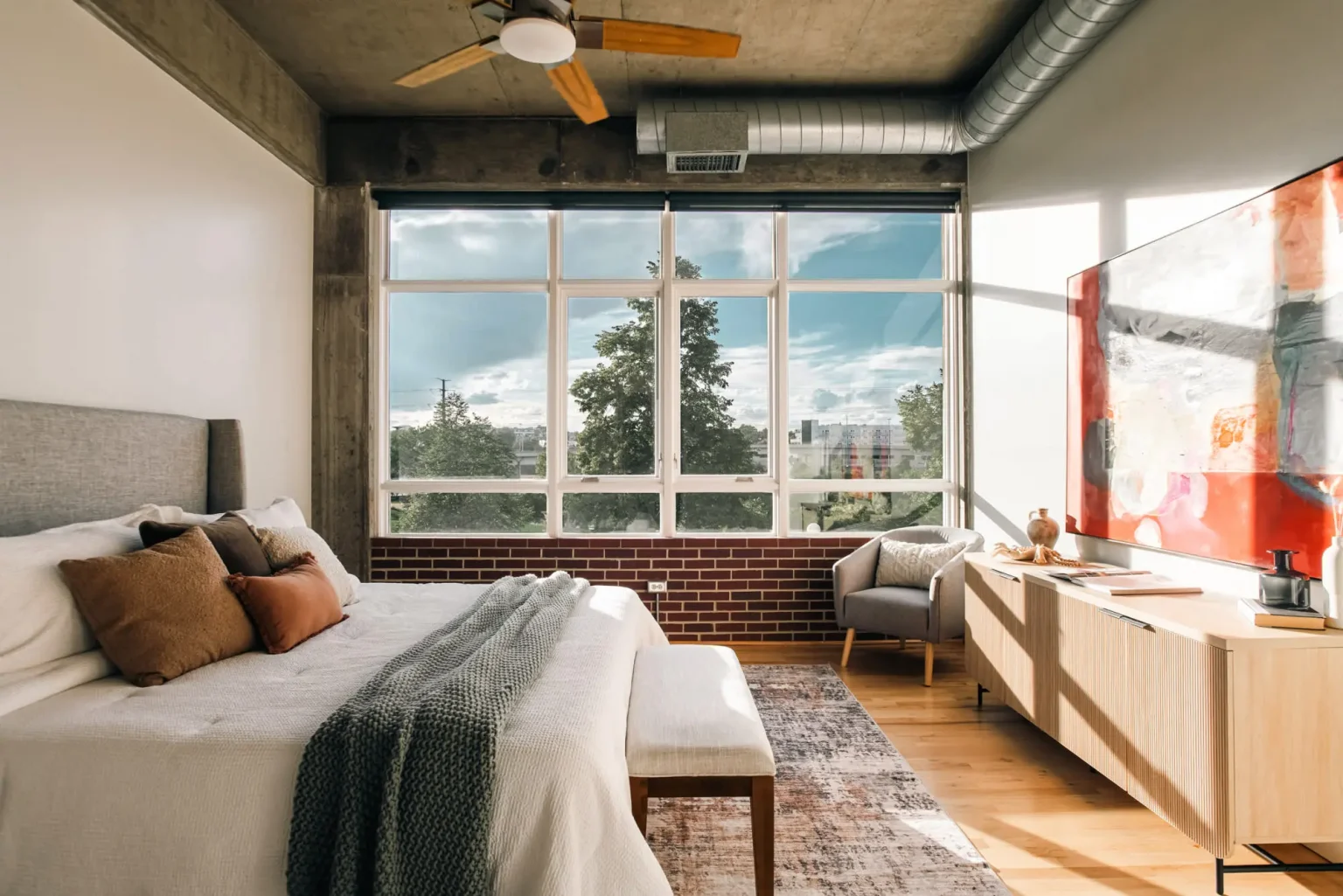 chambre appartement avec baies vitrées et plafond béton style loft décoration contemporaine