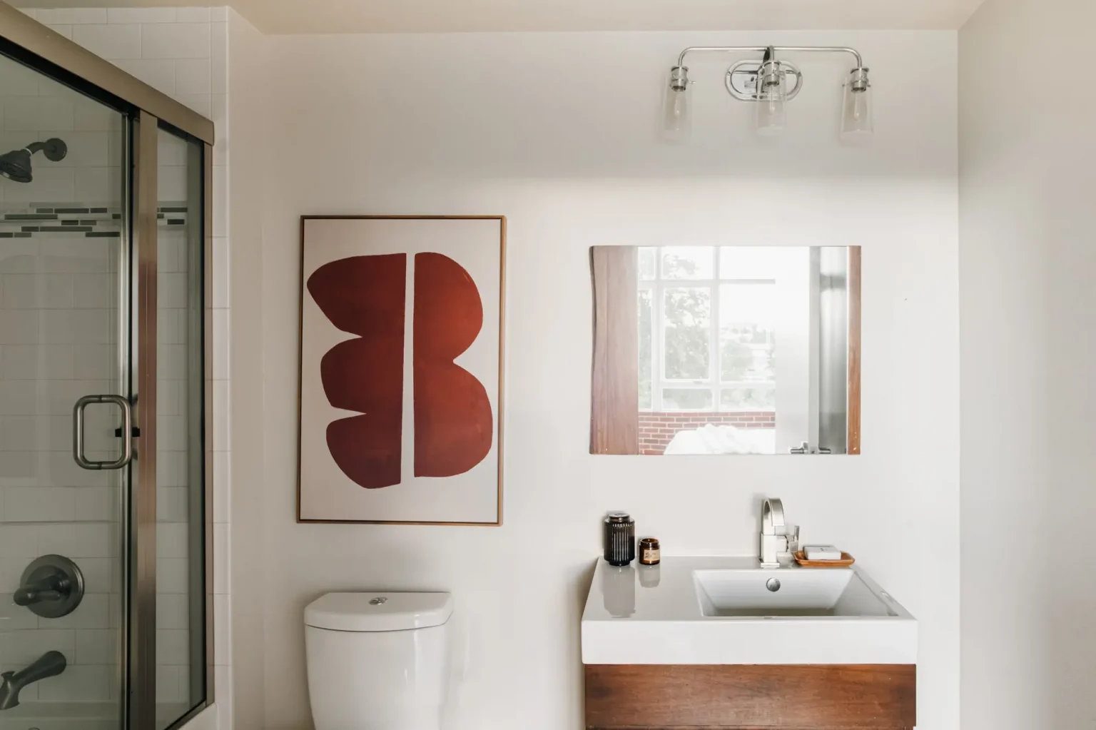 salle de bain avec fenêtre