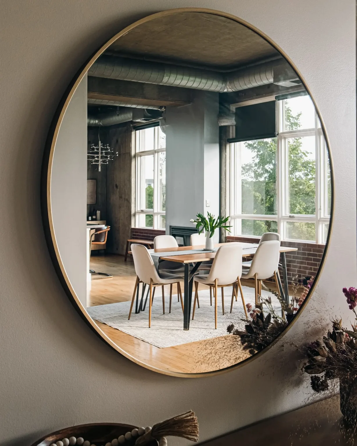 salle à manger et cuisine appartement avec baies vitrées et plafond béton style loft décoration contemporaine