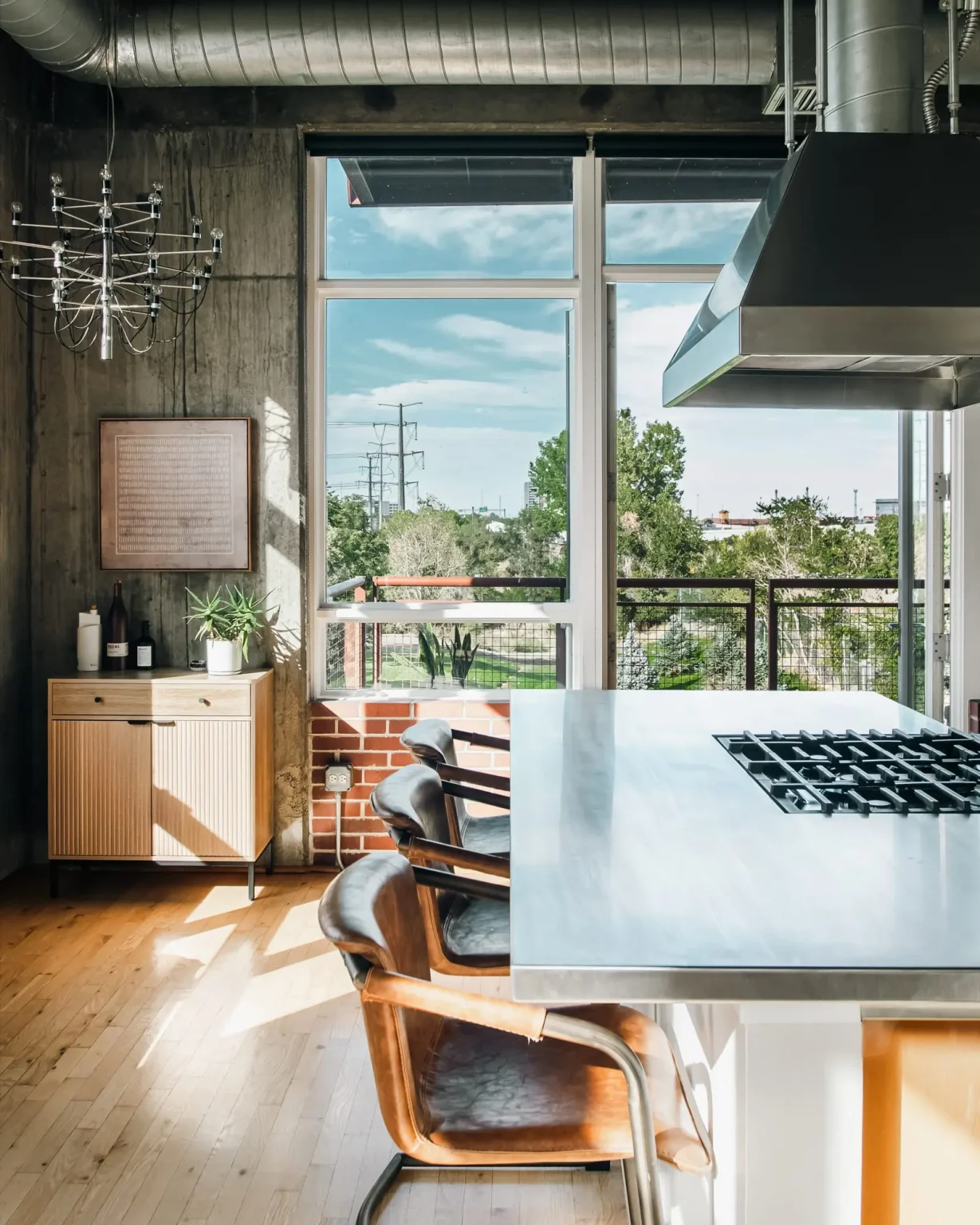 cuisine appartement avec baies vitrées et plafond béton style loft décoration contemporaine