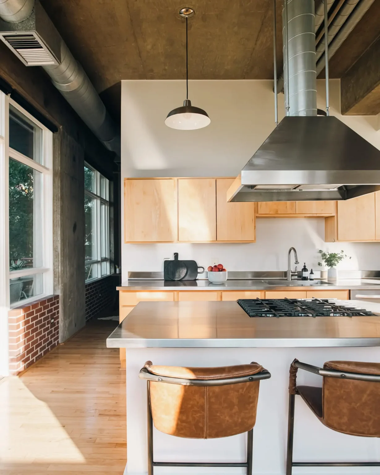 cuisine appartement avec baies vitrées et plafond béton style loft décoration contemporaine