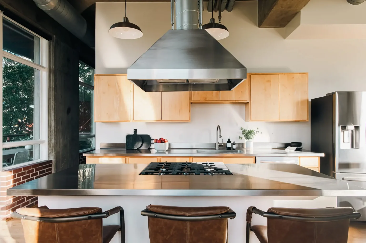 cuisine appartement avec baies vitrées et plafond béton style loft décoration contemporaine