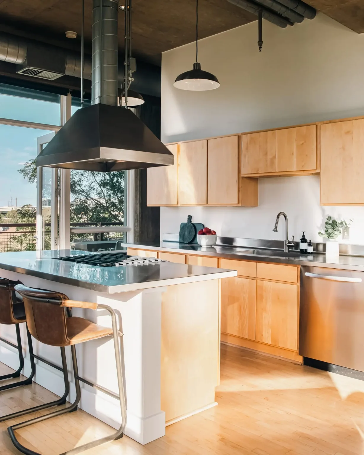 cuisine appartement avec baies vitrées et plafond béton style loft décoration contemporaine