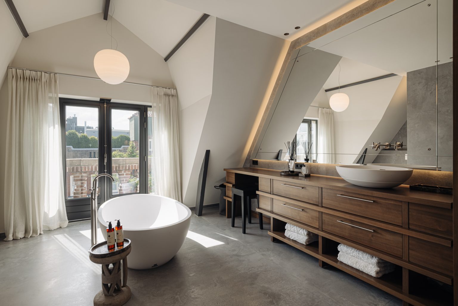 salle de bain design bois avec baignoire îlot
