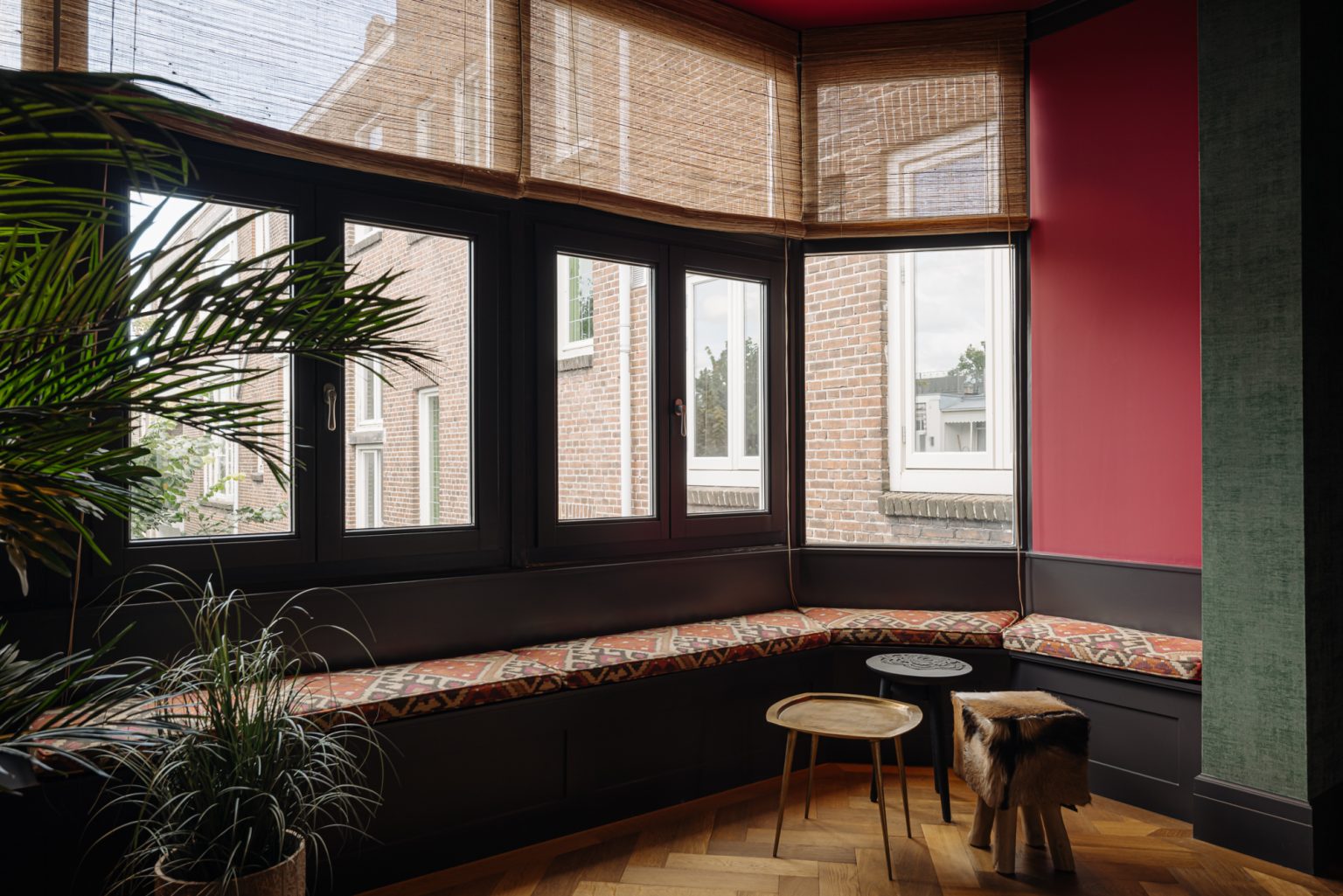 salon murs et plafond noir décoration contemporaine
