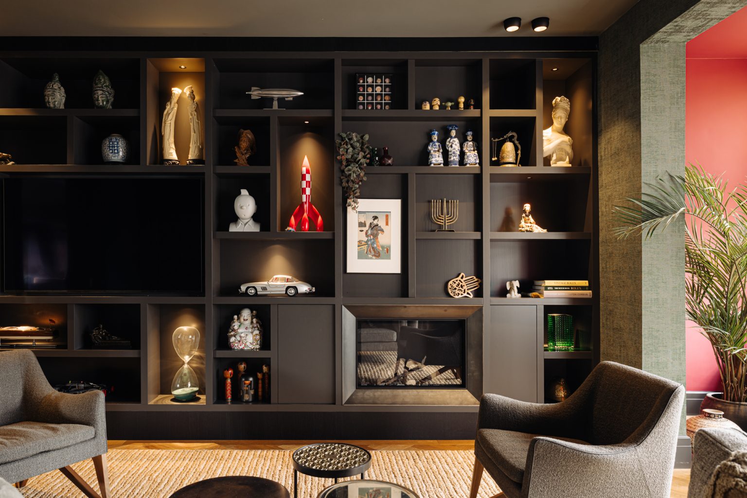 salon murs et plafond noir décoration contemporaine