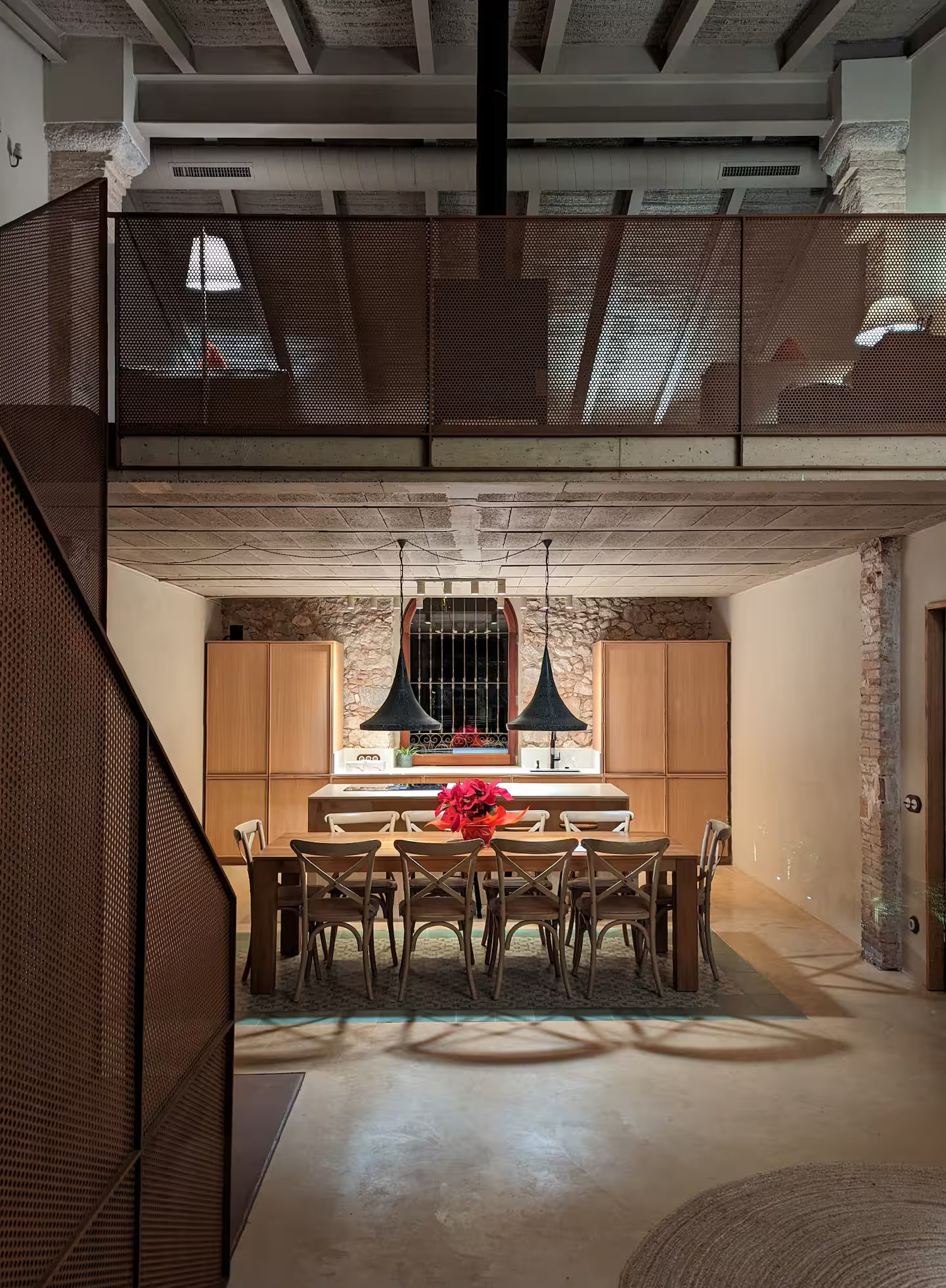 cuisine et salle à manger maison en pierres ancienne rénovée décoration contemporaine avec mezzanine cuisine et salle à manger maison en pierres ancienne rénovée décoration contemporaine avec mezzanine
