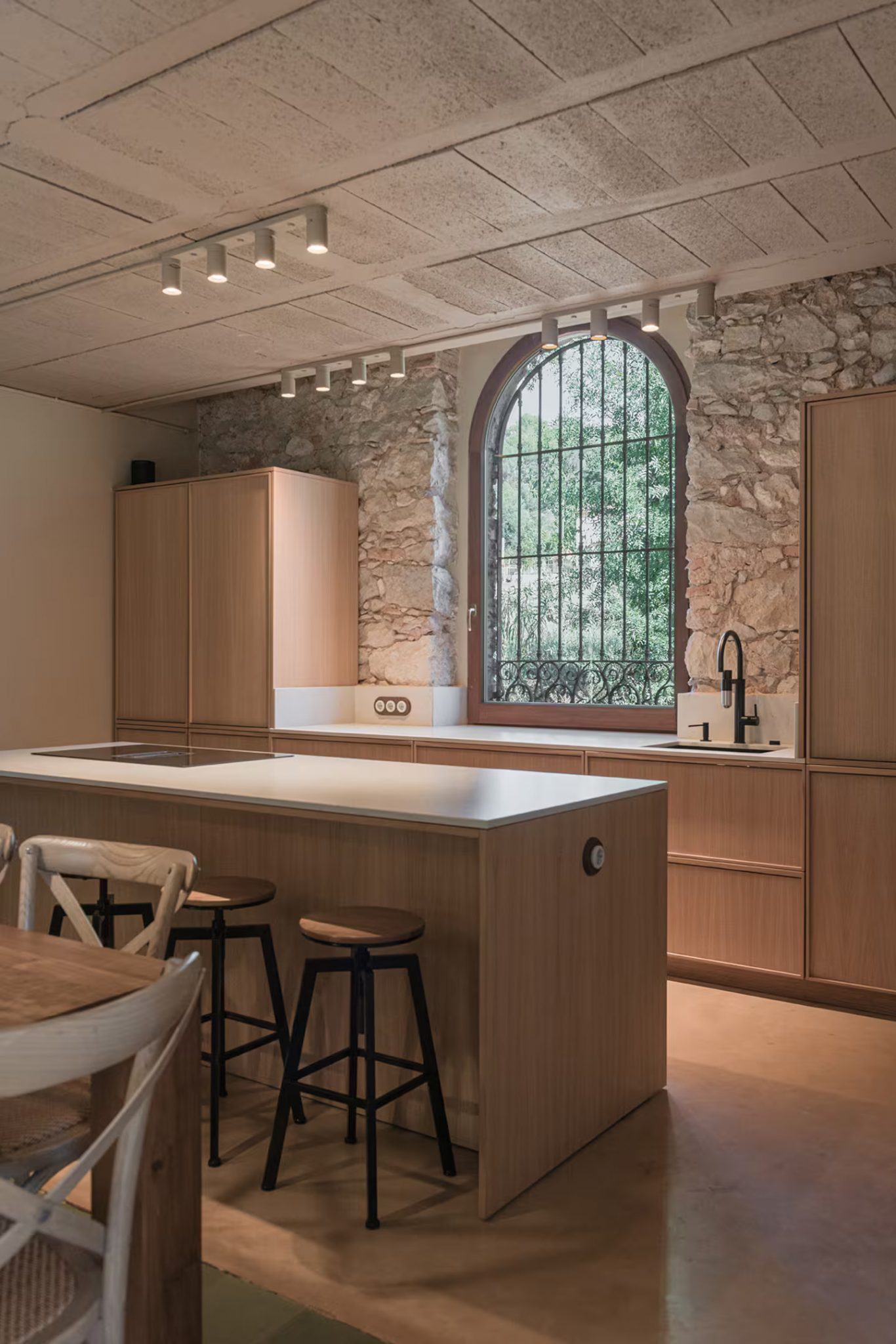 cuisine et salle à manger maison en pierres ancienne rénovée décoration contemporaine cuisine et salle à manger maison en pierres ancienne rénovée décoration contemporaine