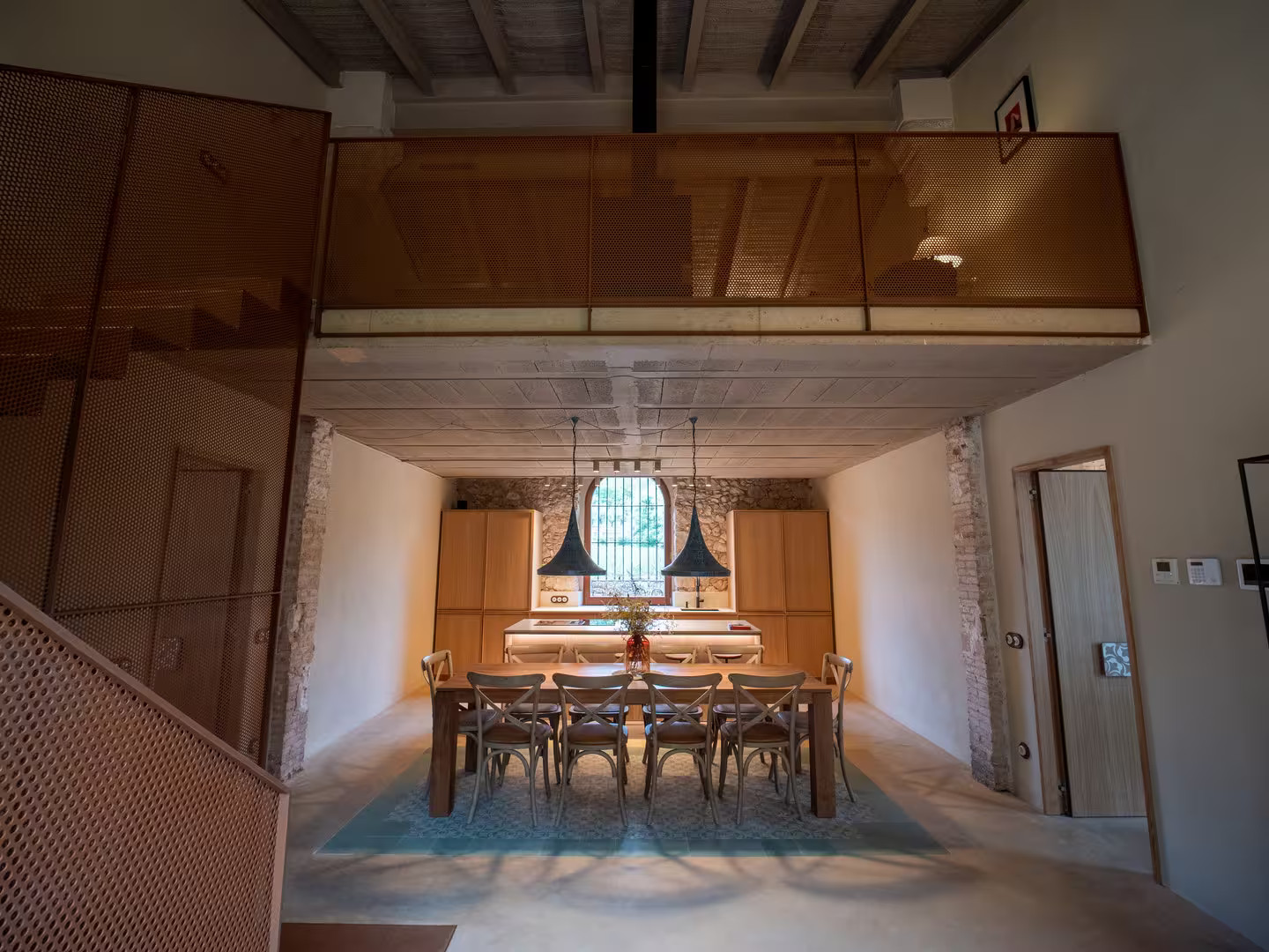 cuisine et salle à manger maison en pierres ancienne rénovée décoration contemporaine avec mezzanine cuisine et salle à manger maison en pierres ancienne rénovée décoration contemporaine avec mezzanine