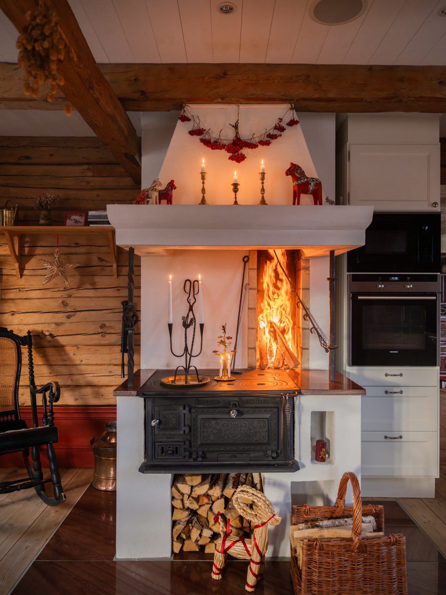 cuisine blanche campagne avec poutres décoration scandinave papier-peint William Morris