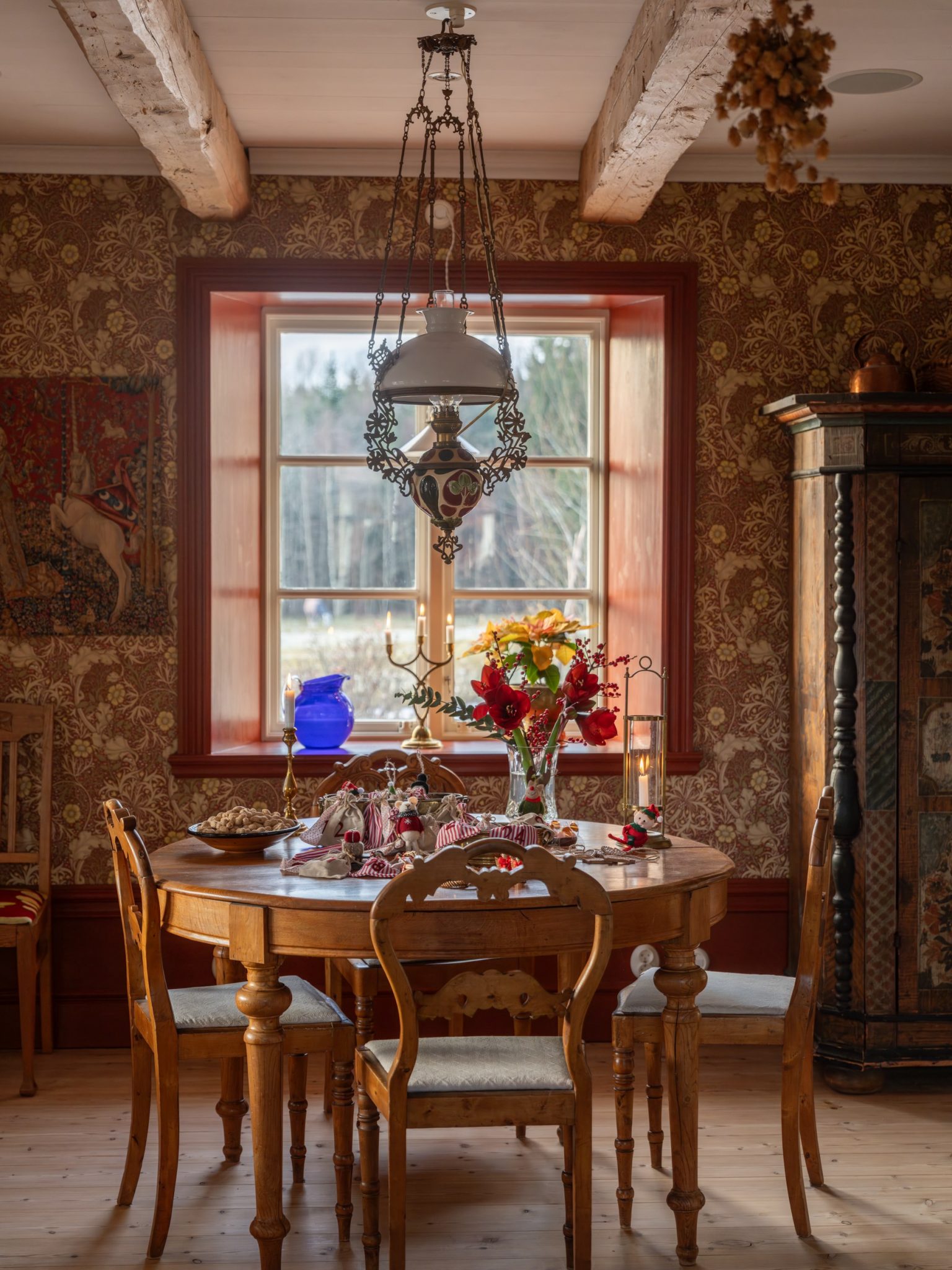 salle à manger avec poutres décoration scandinave papier-peint William Morris