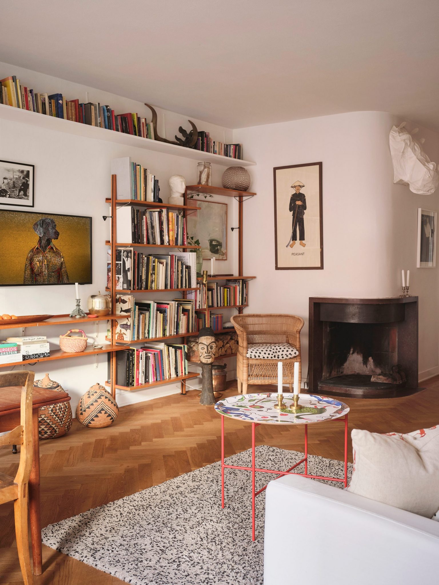 salon avec cheminée décoration vintage et scandinave