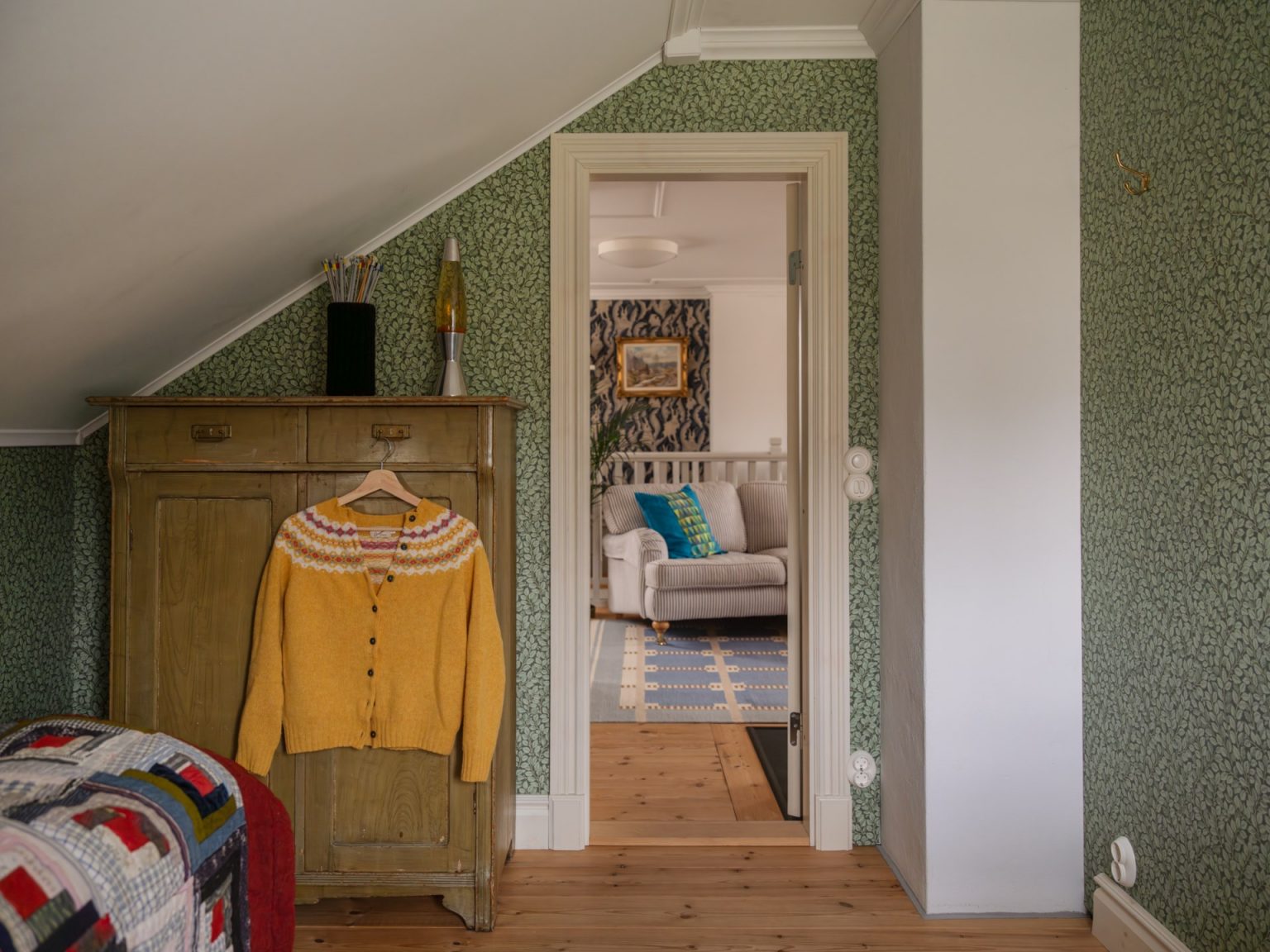 chambre mansardée papier-peint vert végétal