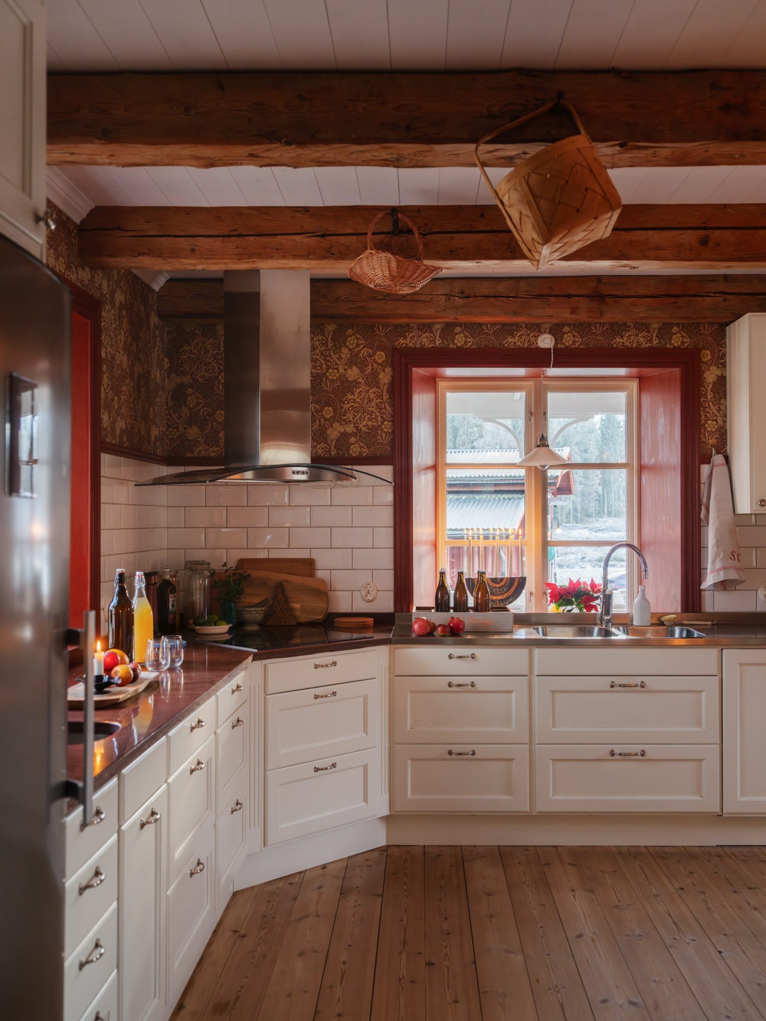 cuisine blanche campagne avec poutres décoration scandinave papier-peint William Morris