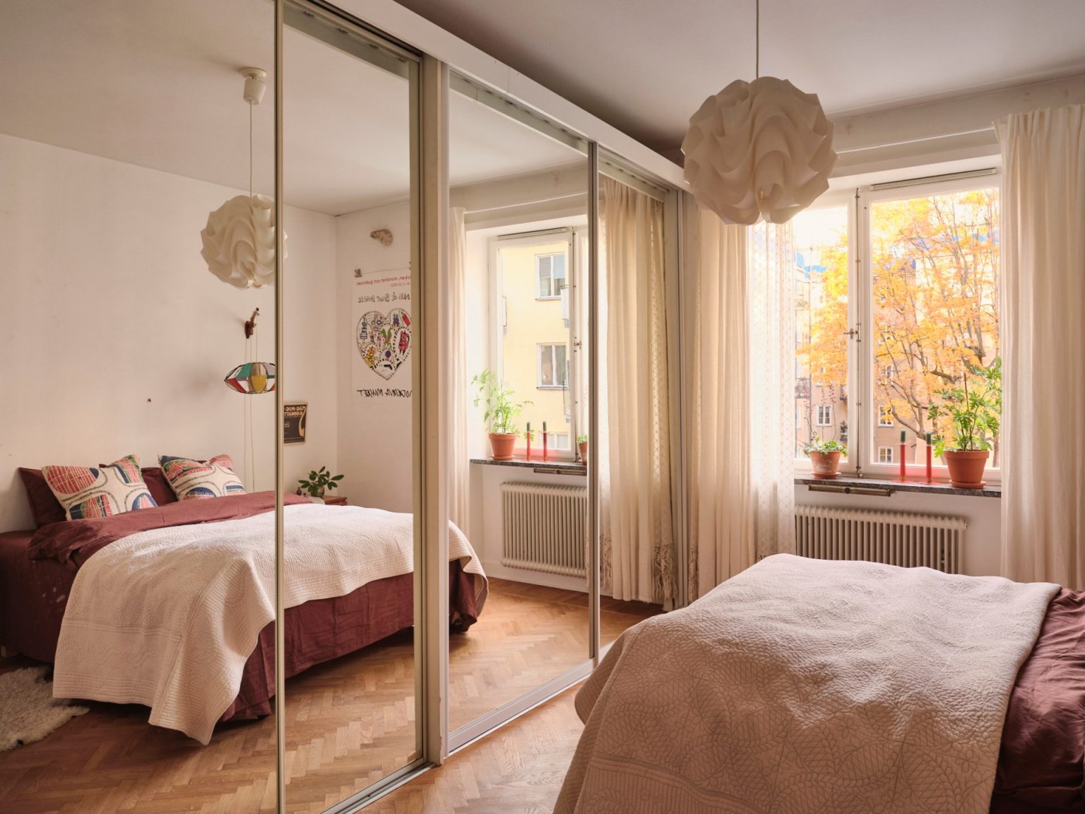 chambre avec dressing portes miroir décoration vintage et scandinave