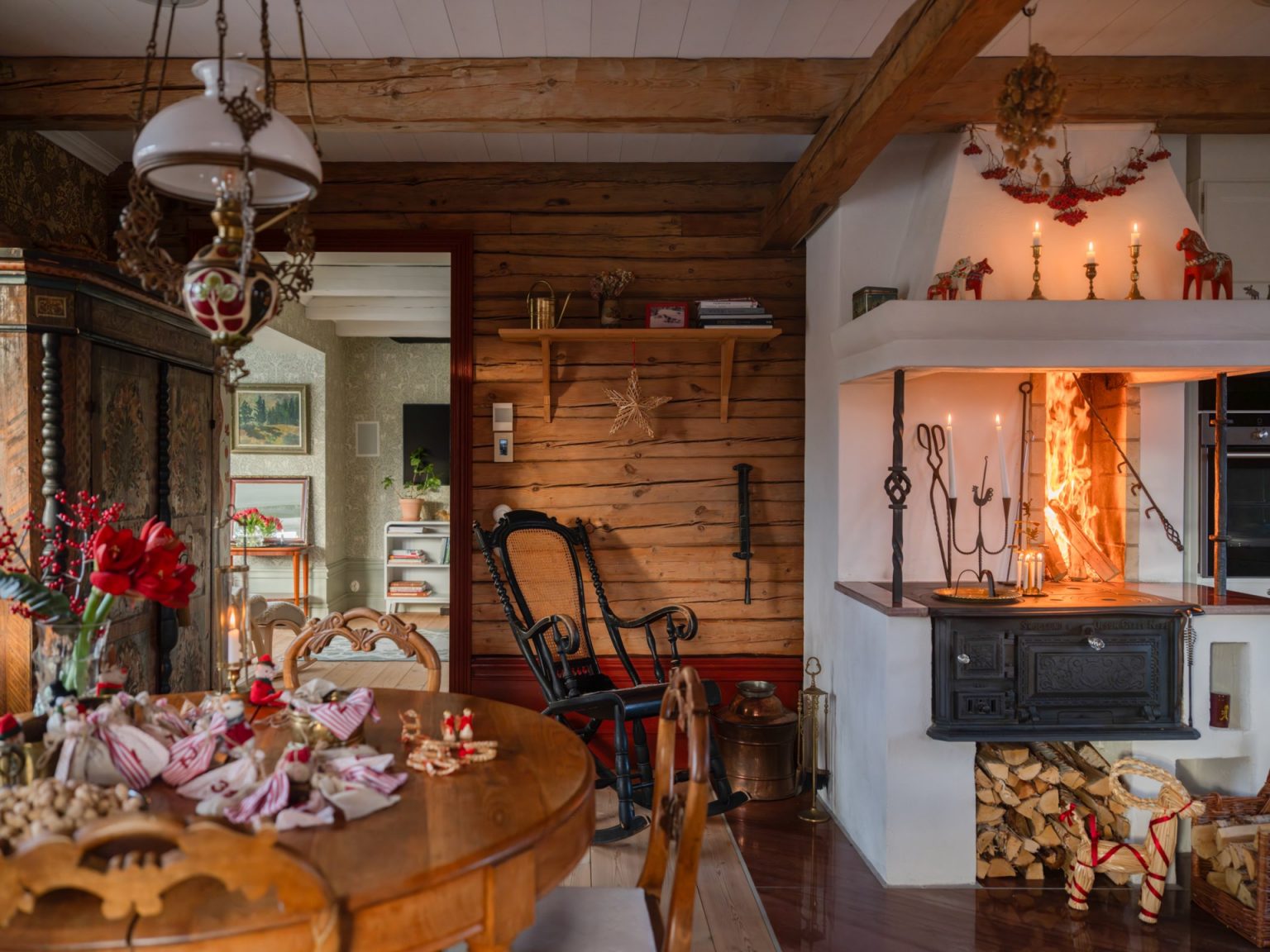 salle à manger dans cuisine blanche campagne avec poutres décoration scandinave