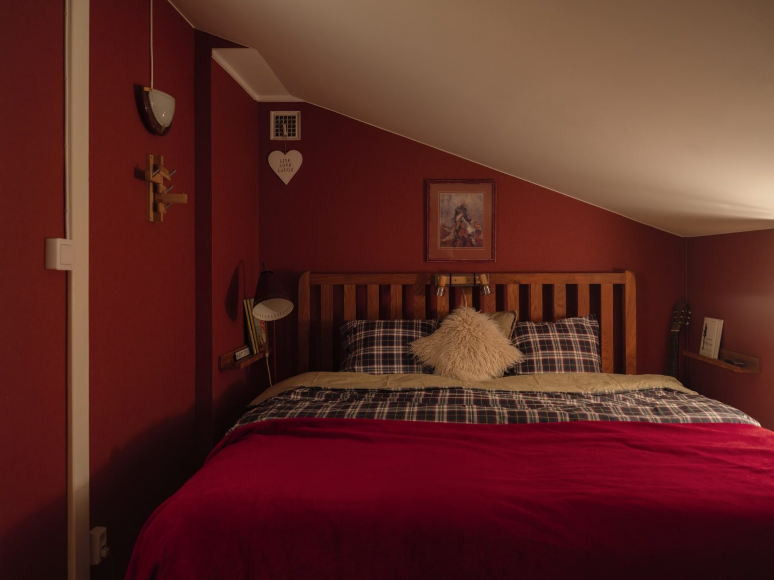 chambre mansardée murs bordeaux décoration classique chic