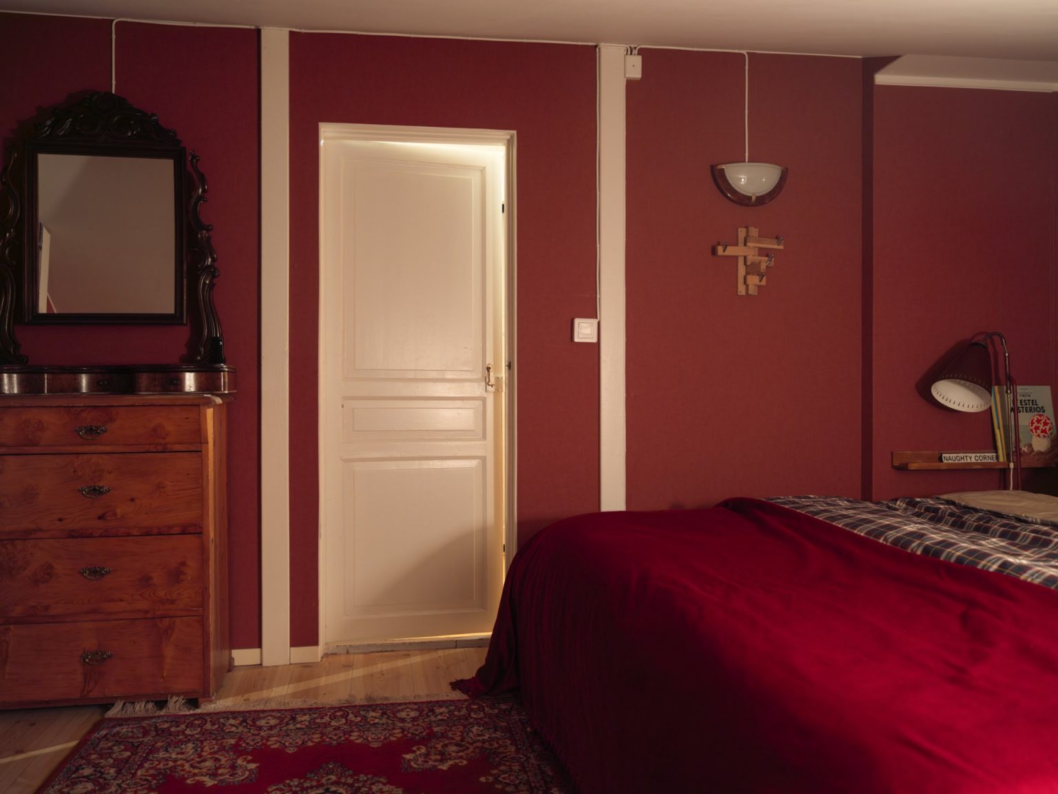 chambre mansardée murs bordeaux décoration classique chic