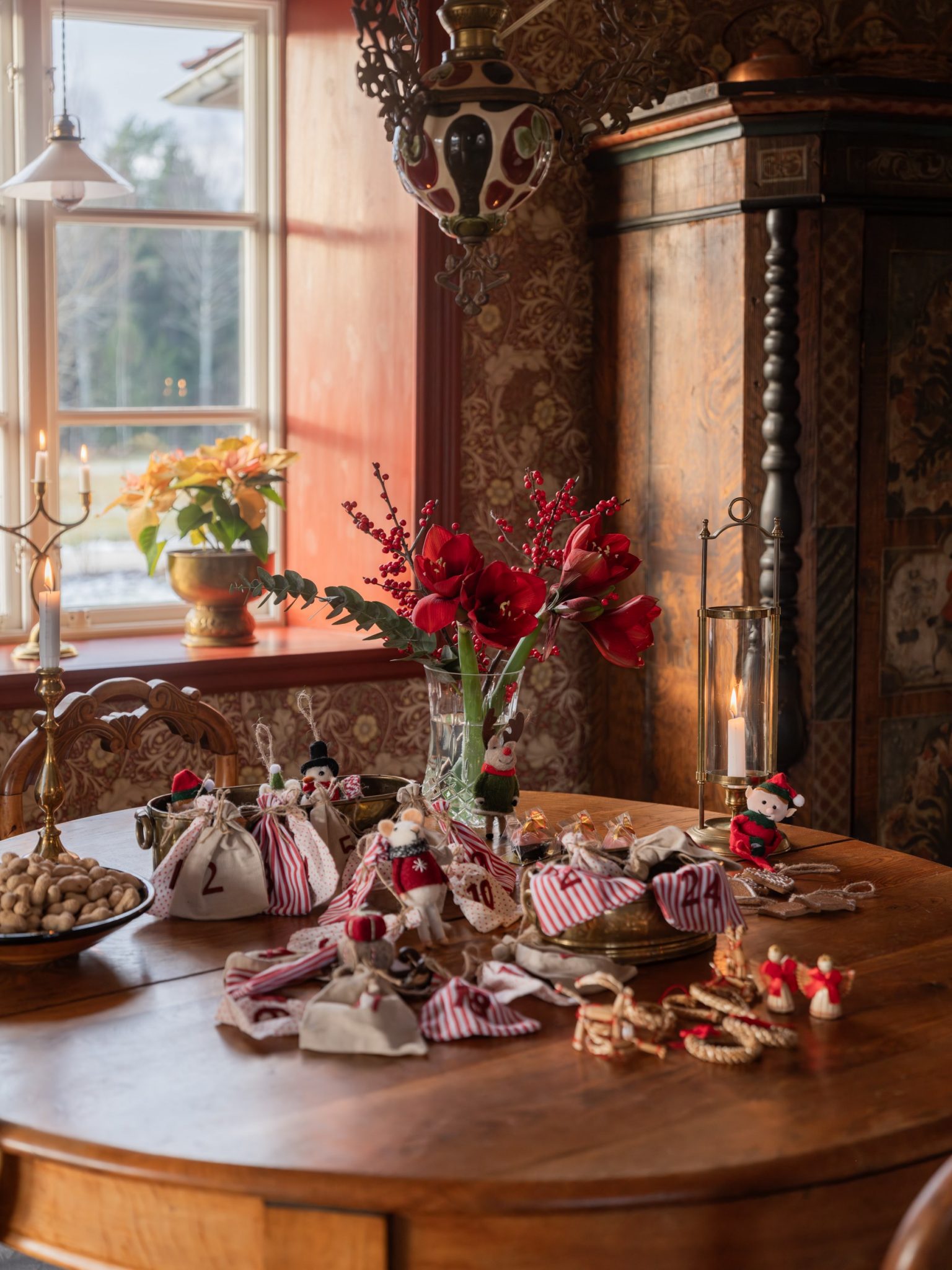 salle à manger classique chic avec poutres décoration scandinave papier-peint William Morris