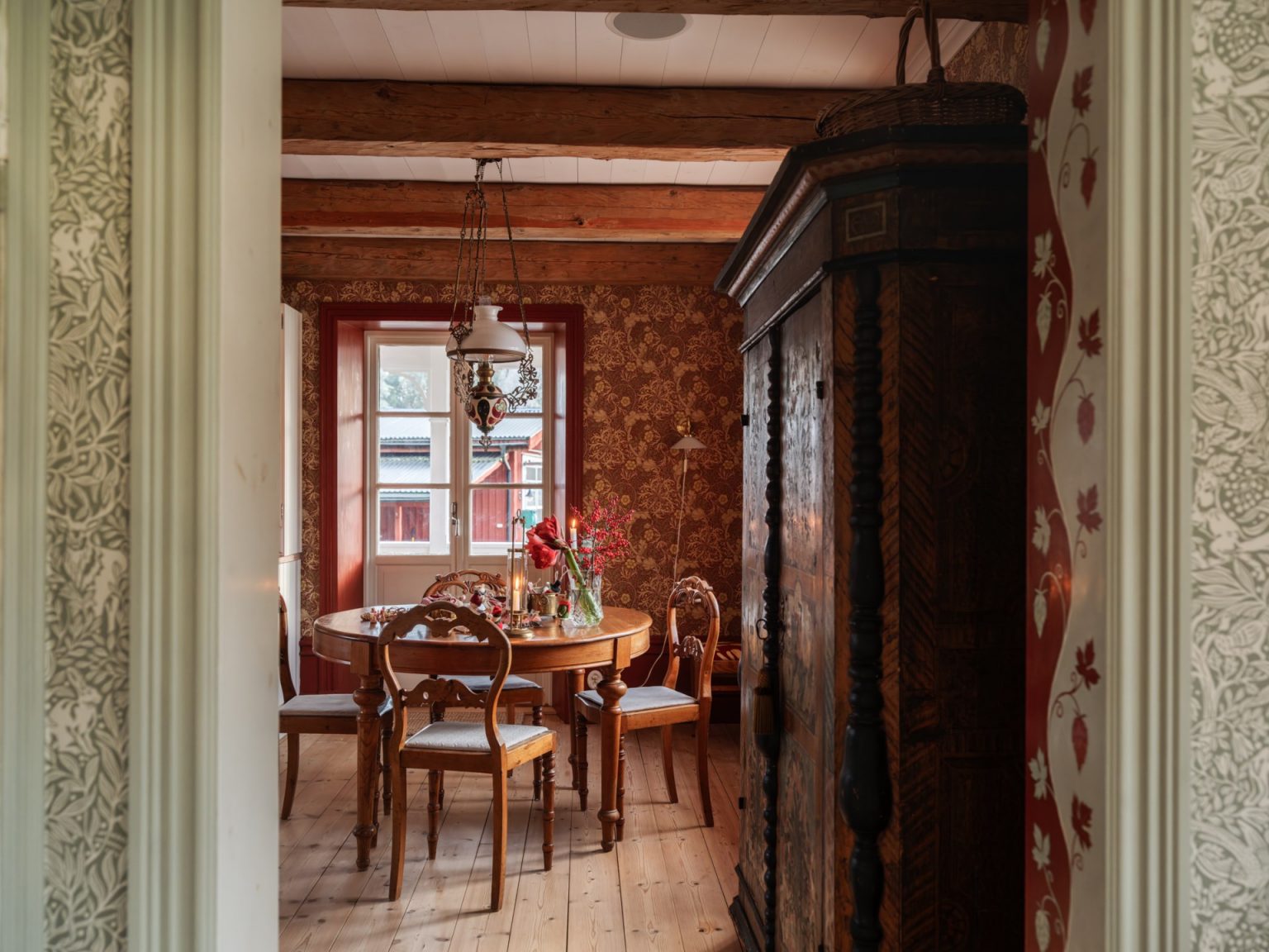 salle à manger classique chic avec poutres décoration scandinave papier-peint William Morris