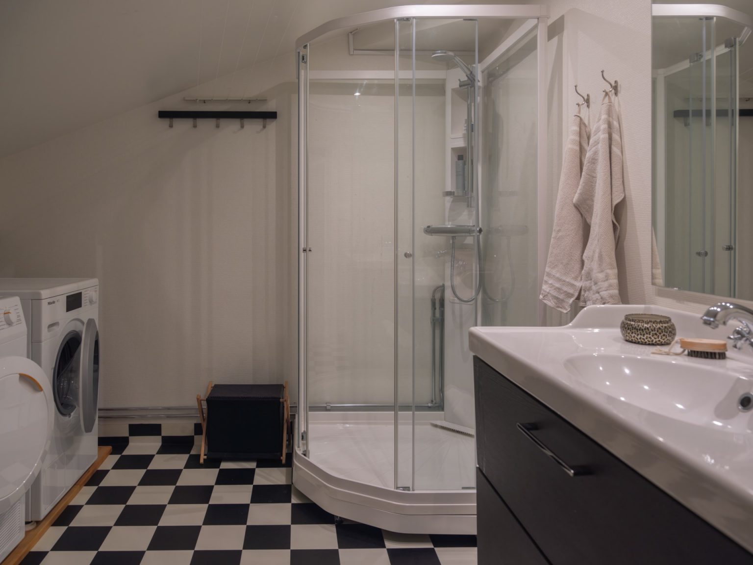 salle de bain sol damier noir et blanc