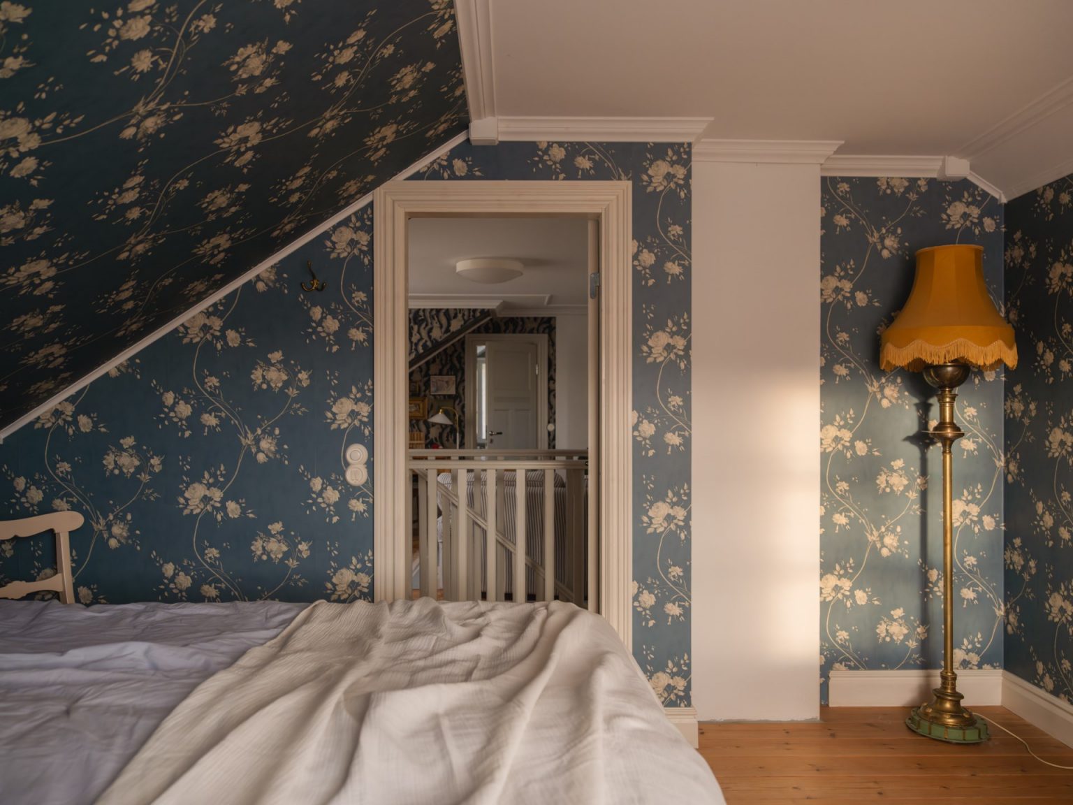 chambre mansardée papier-peint bleu floral