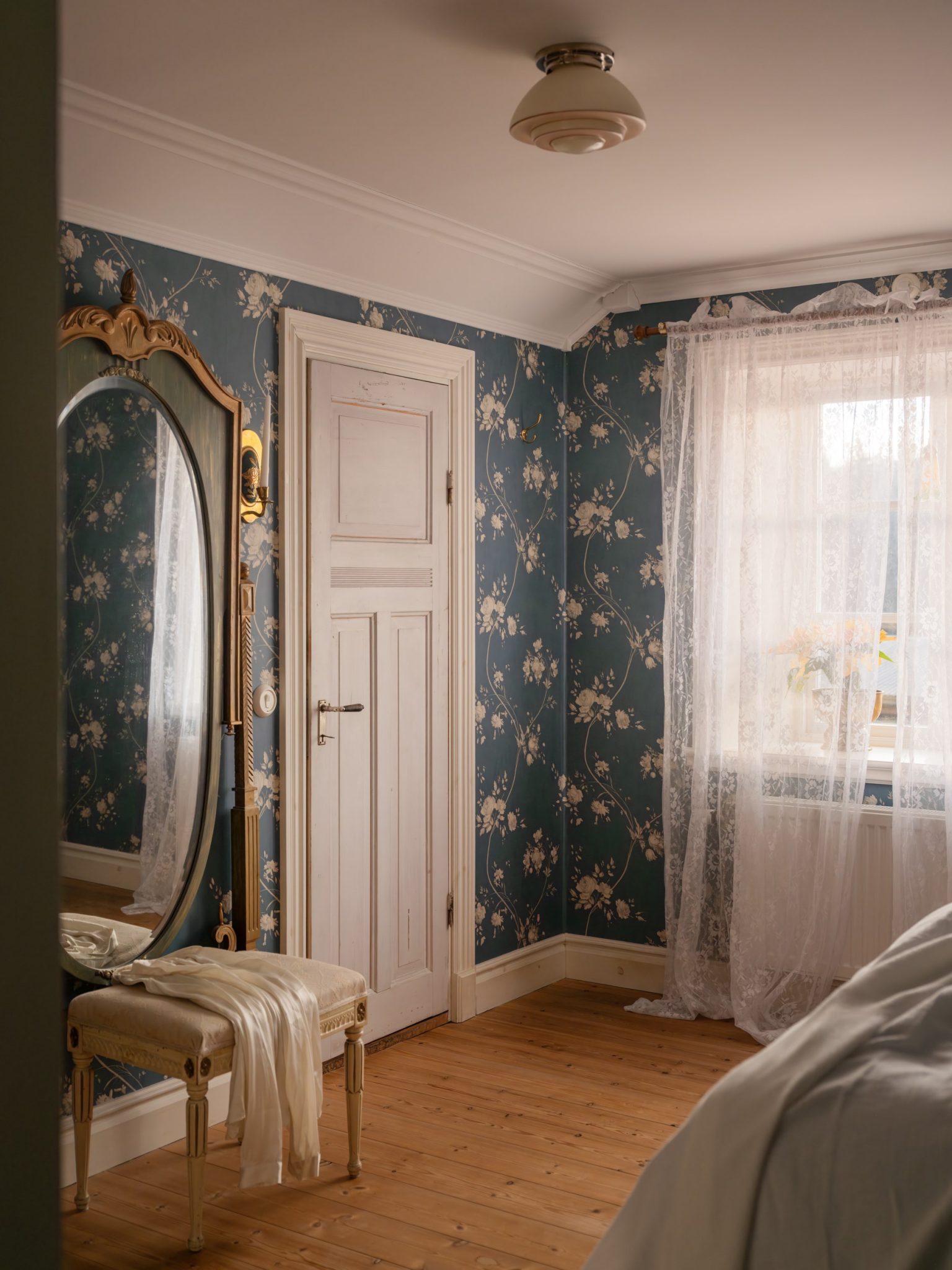 chambre mansardée papier-peint bleu floral