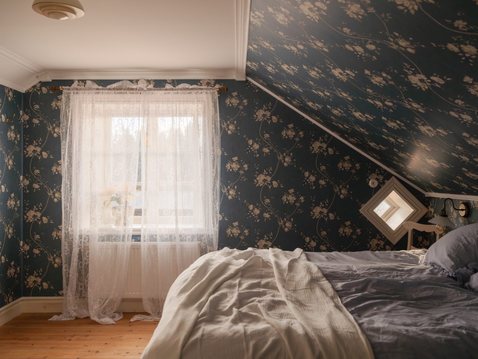 chambre mansardée papier-peint bleu floral